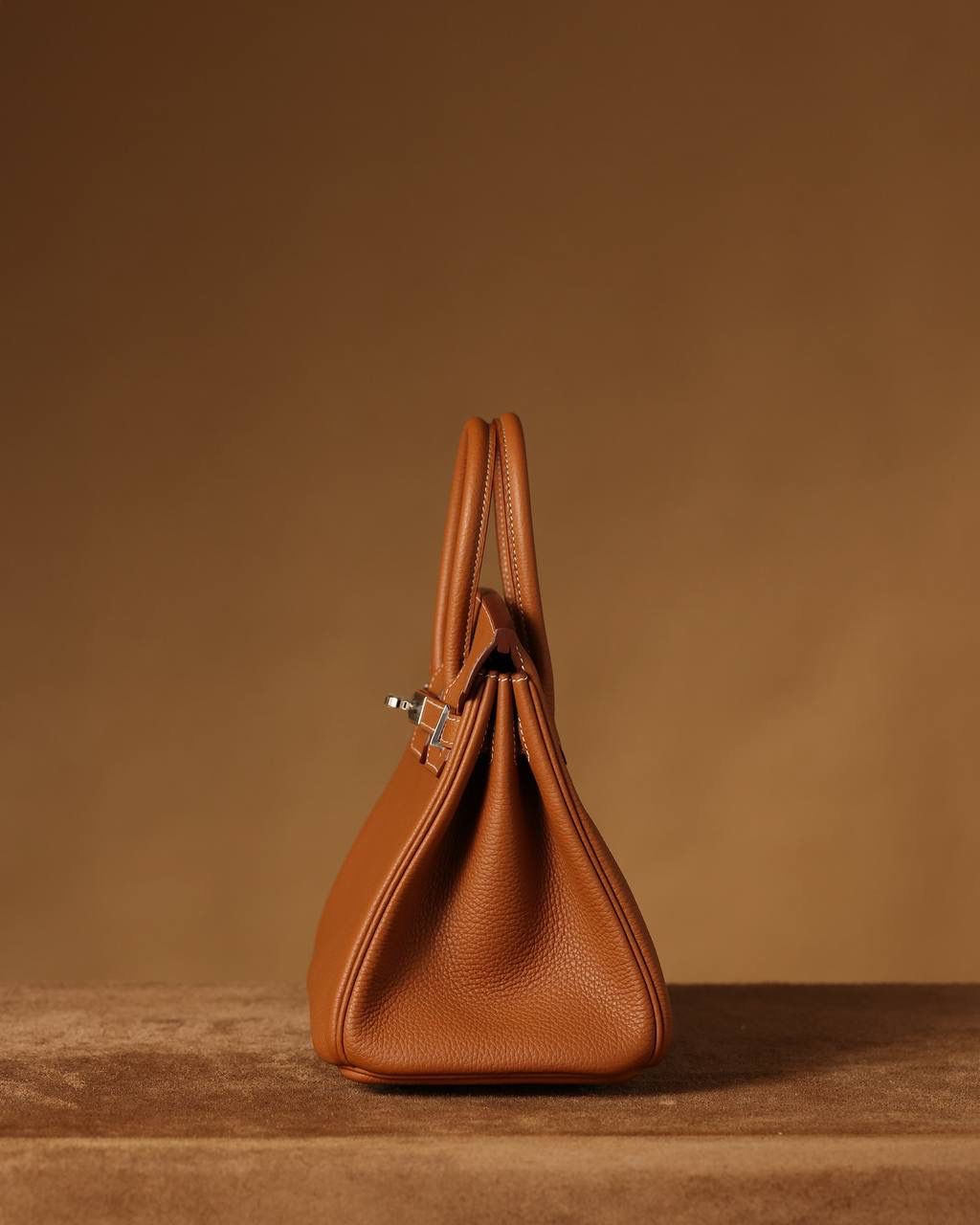 Hermes 爱马仕 Birkin25cm 金棕银扣👜✨ Birkin 独家渠道货 独家欧洲原厂皮原厂五金组装的ZP尾单货 尺寸：20 X 25 X 13CM 尺寸：22 X 30 X 16CM Birkin我们采用的是进口原厂Togo真皮，什么是Togo皮呢？ Togo皮：最经典的Birkin用皮。表面是均匀的颗粒状，类似荔枝纹，有光泽。皮质较硬，容易保持包包的形状，相对较轻，触感比较柔软，耐磨耐用； 我们用的是纯原、原厂皮就是和原版专柜一样的皮！