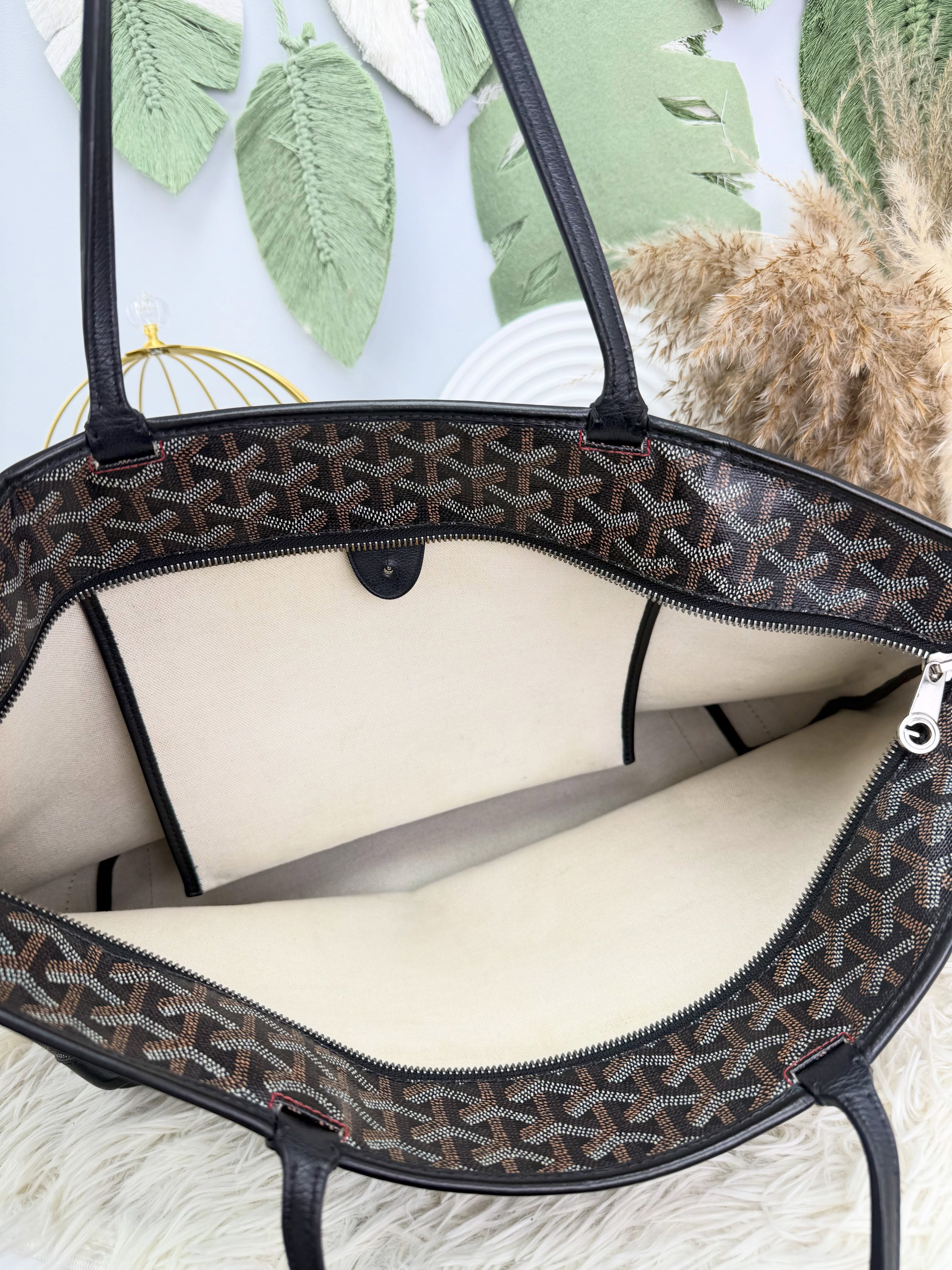 Goyard 👜 PRE OWNED 🛍️ MM size Artois Tote Bag🤎  34*14*27cm   💥超抵用‼️  💰優惠價 : $7980 85%new #收袋王  喜歡的話快點pm/whatsapp 我們💓 銷售熱線51111 321（whatsapp)  我們服務包括有：手袋飾物回收、手袋置換(一換一、一換多也可以） 、專業手袋鑑證、專業手袋護理 Is 購買方法 🏢親臨門市 荃灣南豐中心15樓1521室（荃灣地鐵站a出口1分鐘到）敬請預約 ❤️只賣正品正貨，任驗💓🫰🏻 ❤️‍🔥本店為香港註冊公司絕對真貨，信心保證👍🏻 🫰🏻本店設有鑑證服務，有駐場鑑證師  ✨歡迎追蹤我哋各個平台緊貼最新優惠x貨品🔥😍 👇🏻👇🏻👇🏻👇🏻👇🏻👇🏻👇🏻👇🏻  ⭐️Instagram: aoaocave  🌈Facebook: aoaocave收袋王  🔥Carousell: acluxuryhk  👆🏻👆🏻👆🏻👆🏻👆🏻👆🏻👆🏻👆🏻  ___________________________  Disclaimer🫰🏻All trademarks and copyrights are reserved to the original brand holders. @AOAOCAVE sells only authentic goods and is not affiliated with any of the brands mentioned.  @AOAOCAVE 跟任何品牌無關，而且沒有持有任何品牌資版權，亦沒有與任何品牌合作。所有商標及版權歸屬於品牌坊所有，帖子只作分享用途。  #aoaocave #手袋回收