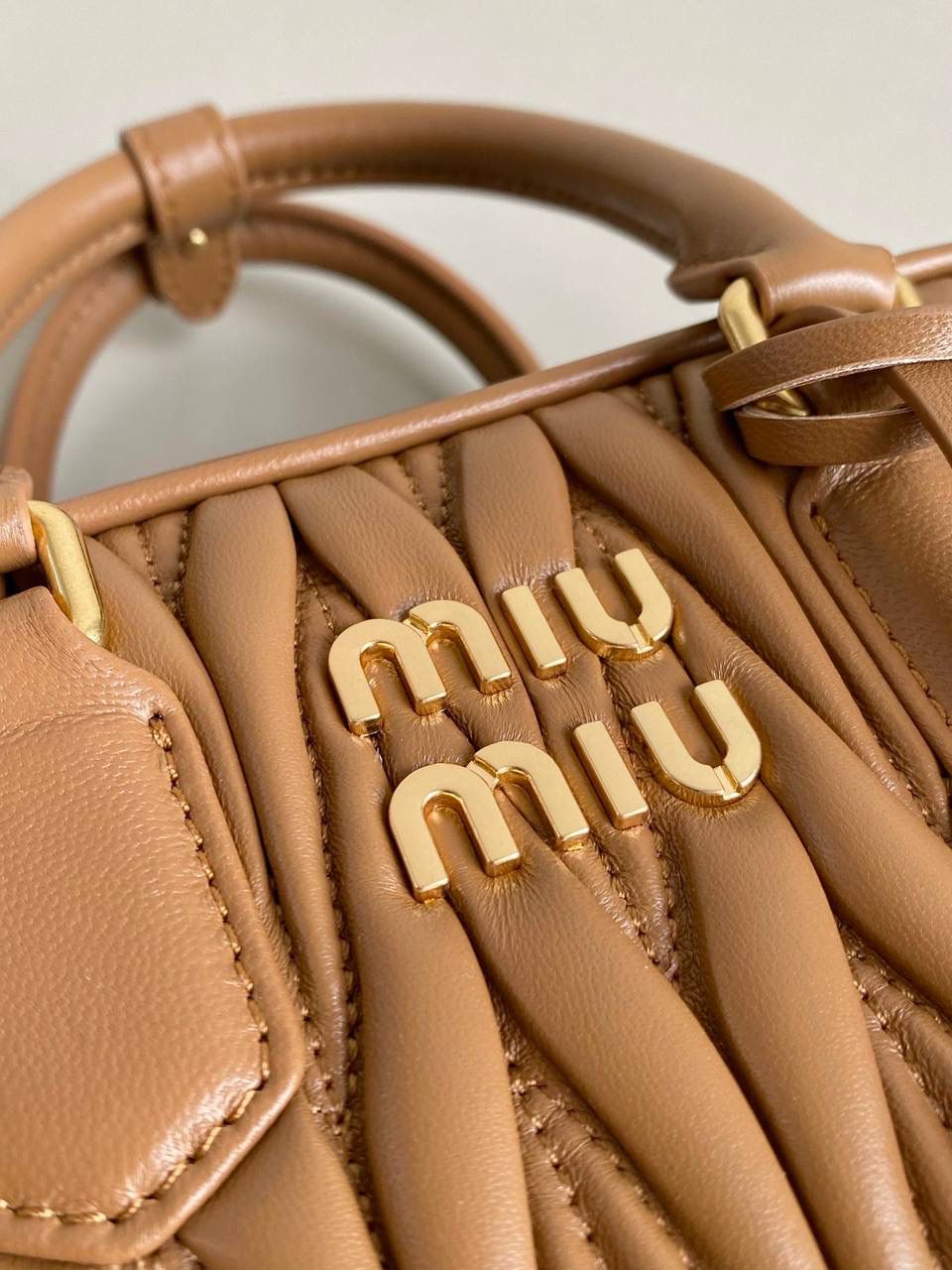 🈶焦糖小号， 𝗠𝗶𝘂𝗠𝗶𝘂褶皱保龄球小方包 火爆全网都不用多说，人手一只的程度 我们用的是进口小羊皮！非国产皮料 肉眼可见的细腻，软软糯糯触感非常好！ 他家经典独特的褶皱工艺，是要有一定厚度 底料太薄了都做不出它的饱满和弹性 更不是市场通货干瘪瘪的褶皱，实在太假 我们新合作的老师傅在这细节上扣的很认真 一缕一折都有zp的神韵，且做到对版！！ 追求高品质的来🔥⚡️ 13×19×6m #F0012m