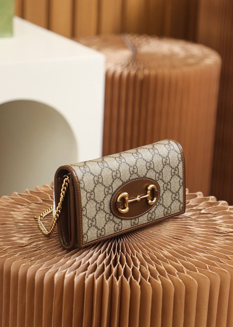 𝐇𝐨𝐫𝐬𝐞𝐛𝐢𝐭 𝐖𝐨𝐜 #621888# 全铜五金原厂皮 ☑️尺寸：19*10*3𝙘𝙢 这是一款复古又休闲的百变王牌 一包多用法 绝绝子 零钱包👛 手包👜 斜挎包 全部满足你日常使用！ 小包可以随时变成钱包多变用法， 轻松容纳手机plus/银行卡 内设分层结构 使用更方便，还有小镜子🪞搭配 随时满足你补妆的需求！ 颜值率也是爆棚的那种，超级好看！ 喜欢这种小包的小姐妹，赶紧安排起来🌟