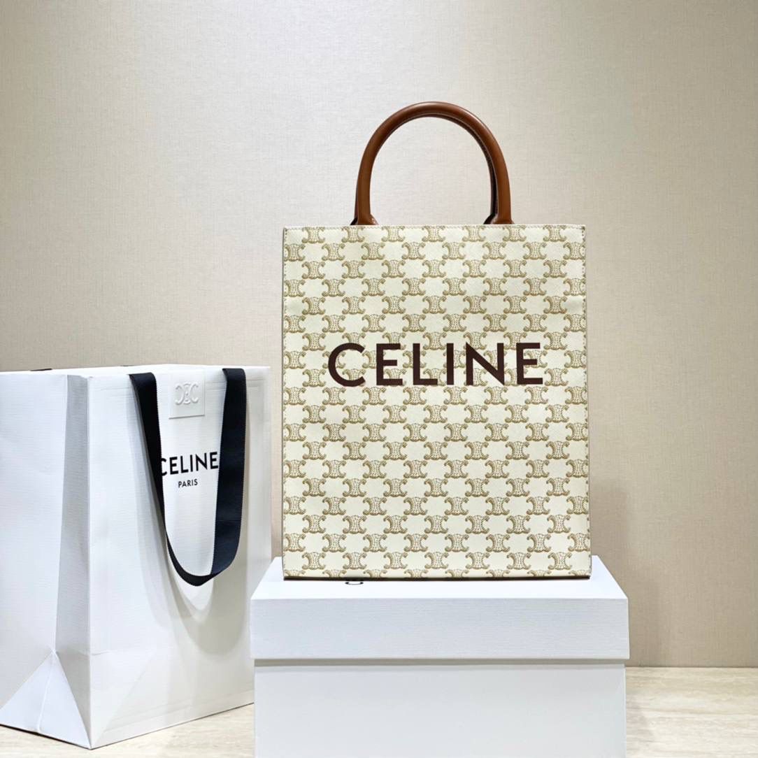 🔥大货实拍图 𝗖𝗘𝗟𝗜𝗡𝗘 ♥ 𝗧𝗥𝗜𝗢𝗠𝗣𝗛𝗘 𝗖𝗔𝗕𝗔𝗦 𝗧𝗢𝗧𝗘 思琳托特包算是无性别主义了，男女都可用。型号：191542 尺寸：28.5*33*8cm