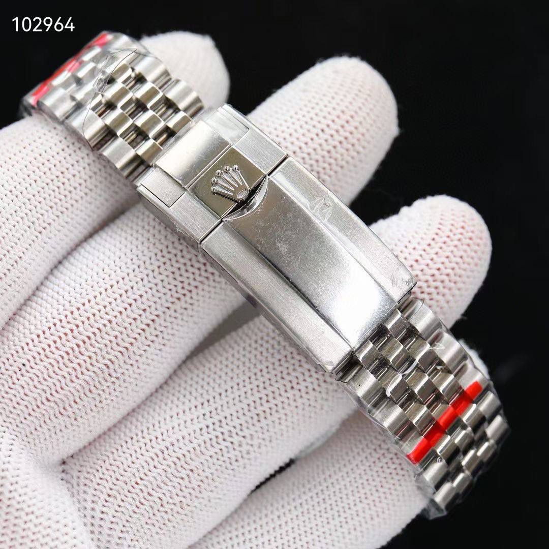 【官网最新 同步更新】 【新品上架 势不可挡】 ROLEX 🎮EA1 顶级好货最新款 新品雪碧 左撇子 GMT Ｖ4 升级版黑绿陶瓷圈电镀白金 +上精致字面表盘电镀白金还原原装品质 显得更加靓丽 震撼上市 钢材采用正宗的进口904L原材料锻造打磨等工序而成，坚持不以普通钢材鱼目混珠的承诺，同步原装搭载3186/2836机-全自动机械机芯，走时精准稳定，专业测试检查，零返修！体现在于如下：1：和原版一样的GMT双时区表针在底部时针上面的第二层，🎮 由下到上的顺序为：时针-双时区针-分钟-秒钟。2：和原版同样通过调试时针快跳调整日历的功能。 3:直径：40mm专用防刮花蓝宝石镜面，“表盘夜光丁采用白金电镀，”更加靓丽高质感，超强夜光效果显示，几乎原装一致，真正王炸 突破技术壁垒 同步原装把头皇冠垂直向上，防水性能超好！🎮