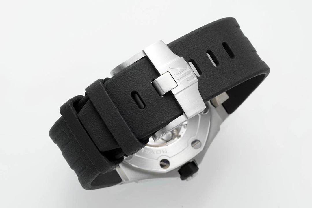 爱彼15710潜水之王！3120一体机芯，打造内在外在最强复刻🔥🔥 1.表壳采用多次打磨，只为了棱角数据吻合，材质触摸感觉一致； 2.最强机芯夹板打磨，特调色18K玫瑰金自动托颜色； 3.最人性化的可松动头粒缓冲区域，确保吻合原装设计； 4.最立体和最工整的盘面“饼干纹理”保证和正品一模一样： 5.最持久的夜光和对的最齐的内应刻度，IPF直击重点。 6.采用原装一致的装配结构，做到细微一致！ 7.最接近原装的指针，切面锋利整齐无毛刺； 8.最接近原装日历放大镜，通透性市面最强； 9.最强蓝宝镜面通透感官，并镀有防眩晕增透镀膜； 最最主要的机芯：采用一体AP.CAL.3120机芯，功能稳定，动力储存原装一致的41小时，外观一致！潜水之王，重新归来！