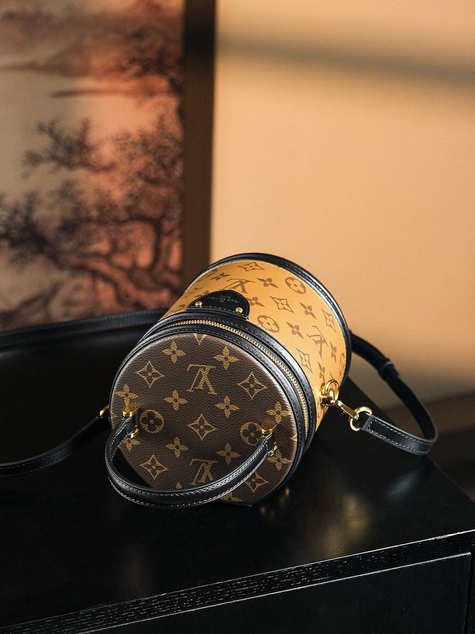 LV Vanity 手袋 👜✨ 📏 小号尺寸：15 × 17 × 15 cm 这款灵感来自经典 LV Cannes 化妆箱～ 半硬质包型，复古又高级 ✨ Monogram + Monogram Reverse 帆布拼接，很有 LV 味道 💕 设计优雅耐看，经典不过时～ 配有顶部手柄和可拆皮革肩带， 可以手提、肩背或斜挎，多种背法很方便 🥰