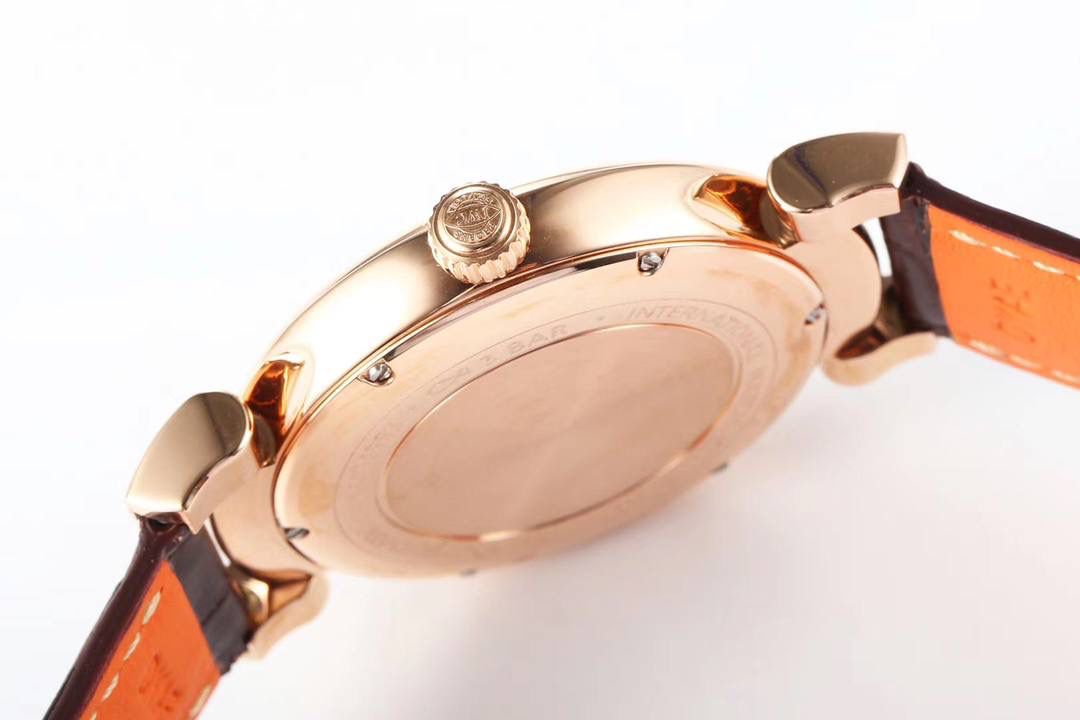 IWC达文西系列 【温文尔雅 表中典范】MK万国新款腕表——达文西356601横空出世。尺寸40毫米X10毫米 柔软耐用的ITALY小牛皮表带配合传统式精钢表扣，最大限度满足了舒服贴手的体验。【表壳】每一个浑圆型的表壳都经过mk制表师专心致志的打磨，可移动式表耳使表带更加贴合手腕。两者配合使腕表产生独特的复古魅力。【表盘】铜制的表盘加入镀银的工艺 mk探索正品工艺不断挖掘原装技术本源。每一个阿拉伯刻度都由mk制表师镶贴而上，体现其精湛的技艺。字面上的logo印刷采用于原装一样的浮雕式印刷工艺，美轮美奂且富有立体感。【机芯】采用优雅纤薄的海鸥2892自动上弦机芯，具备逆时针调试日历的功能（吻合正品）我们精心制作出万国表独特的外观魅力，更是追求复刻其内在的灵魂。