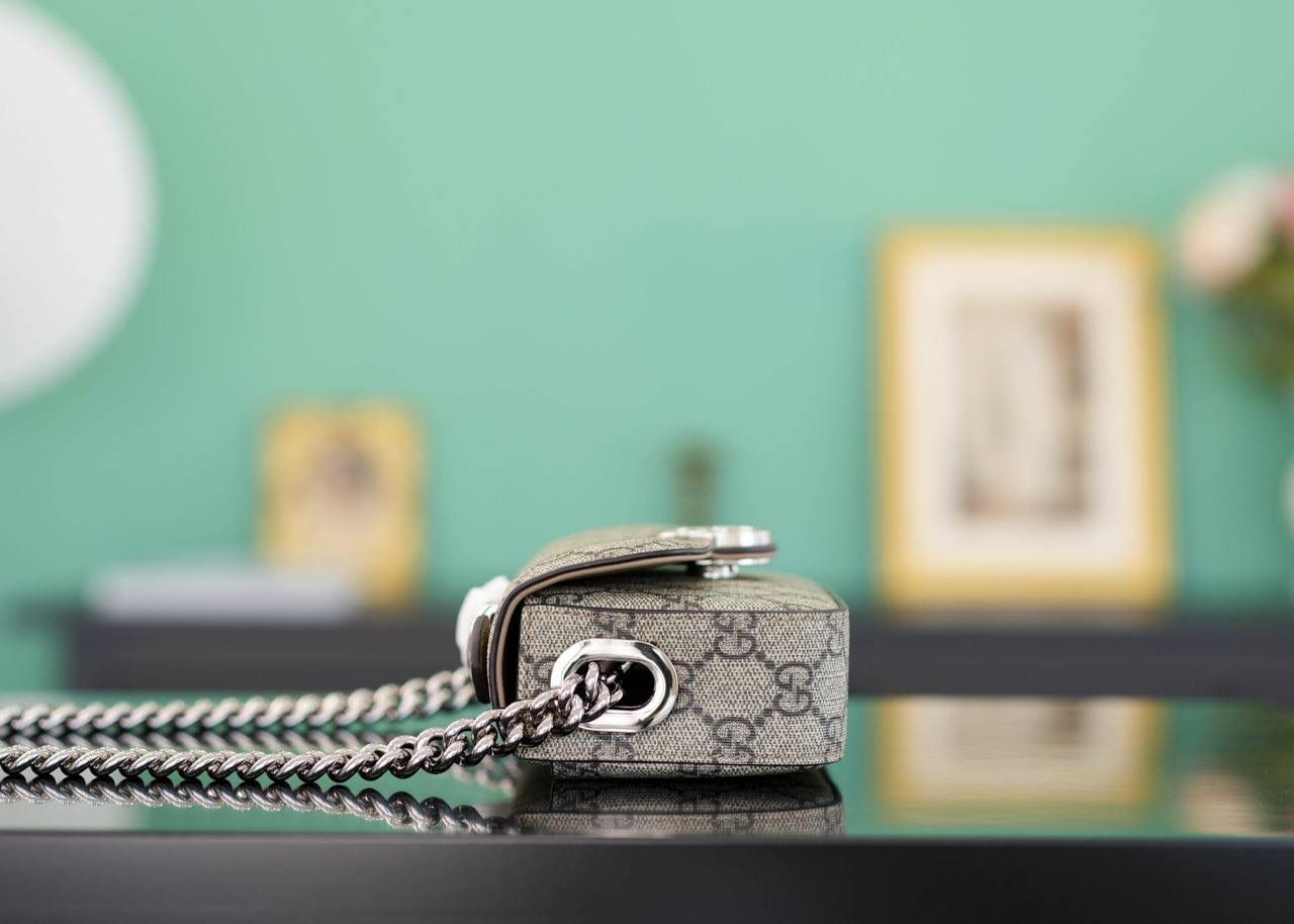 🥯Petite GG系列超迷你手袋 18cm 正品售价¥12.000 GG全新推出的长形包包，轻快又好背 包身硬挺，简单利落很大方~超迷真的特别小巧精致 官方款号 760194 尺寸：18.5x10x4cm