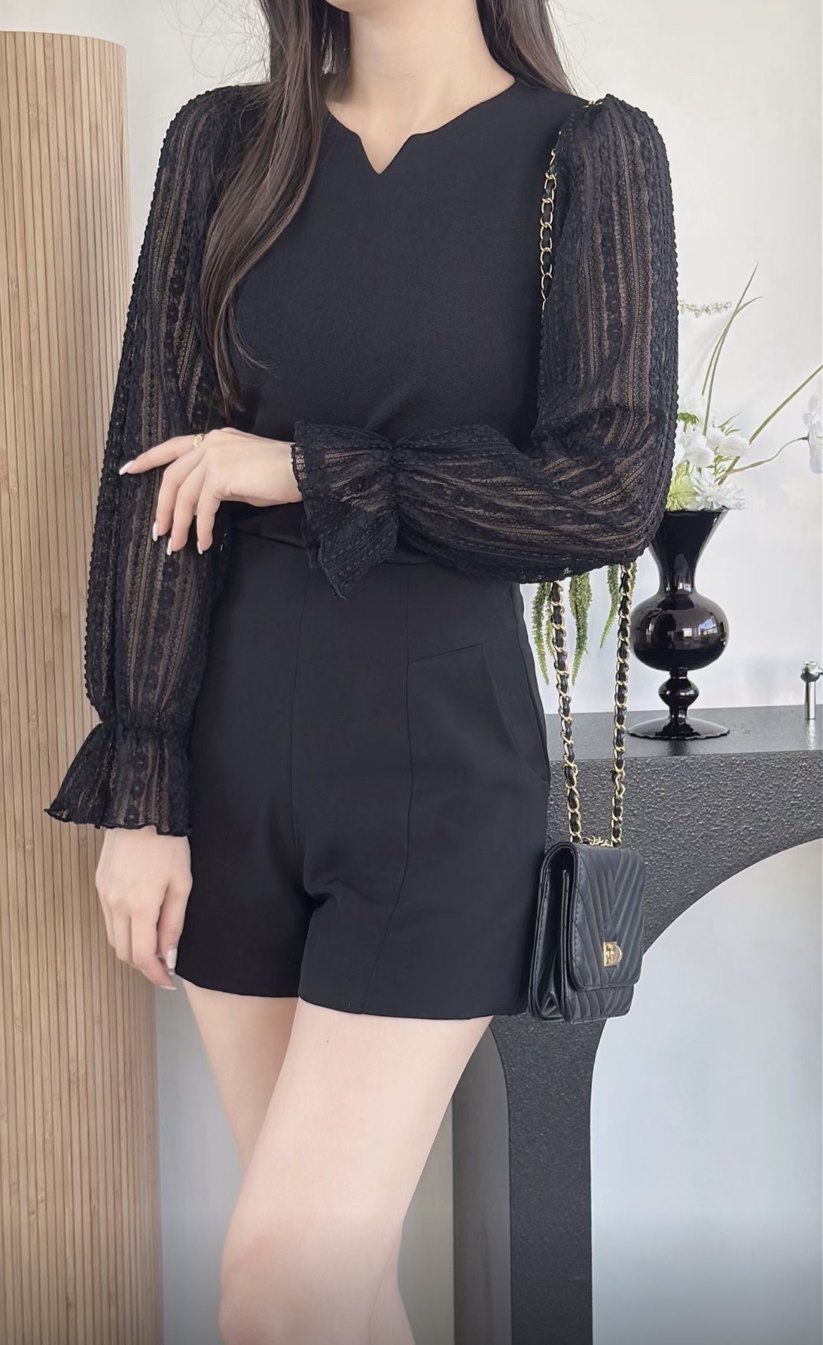 ♡ 蕾 絲 花 袖 心 領 上 衣。