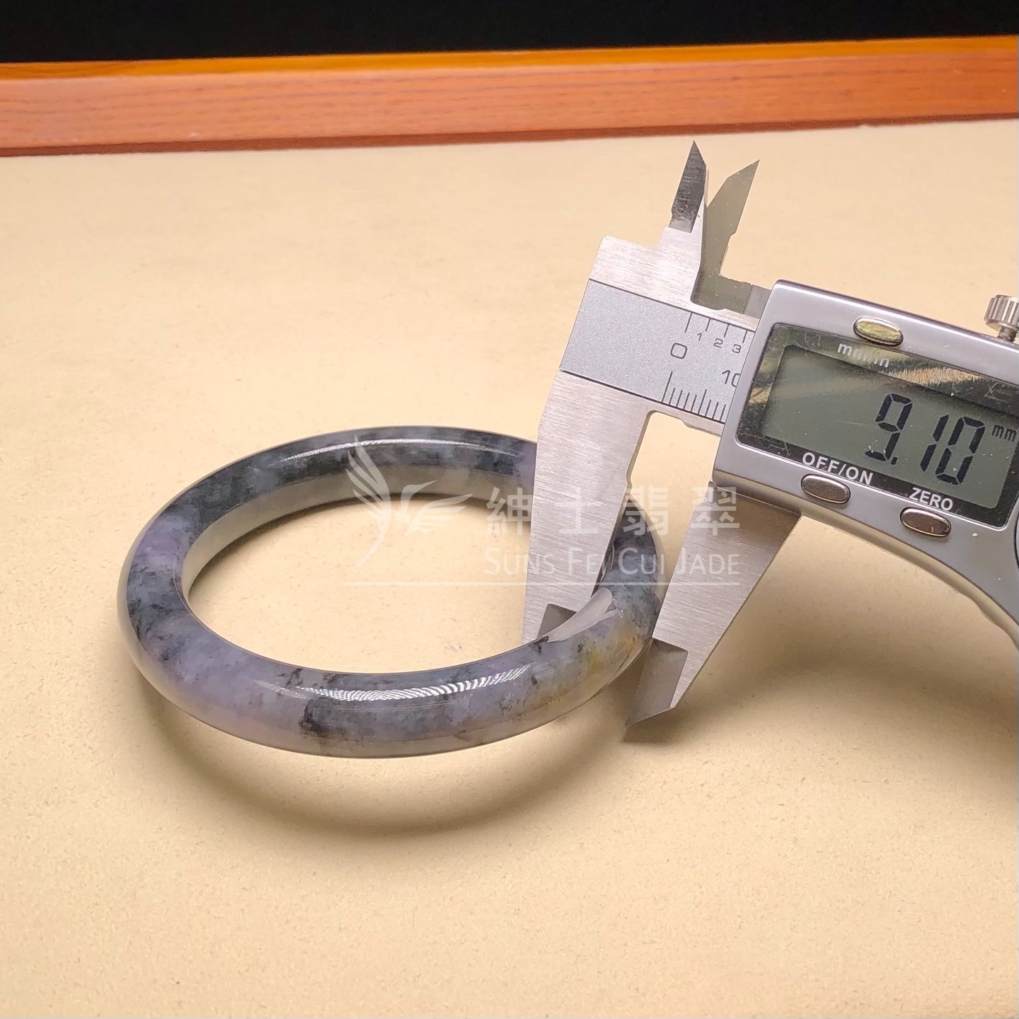 紫底山水烏雞帶翡色福鐲53.9mm