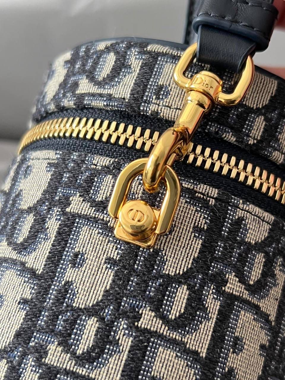 实拍实拍 💕 小号 CD SIGNATURE VANITY 手袋蓝色 Oblique 印花 独家渠道货 独家CD渠道货化妆包最新款上新 尺寸：16 x 11 x 9.5 厘米 独家实物手机版本实拍 需要实拍的看这里✨