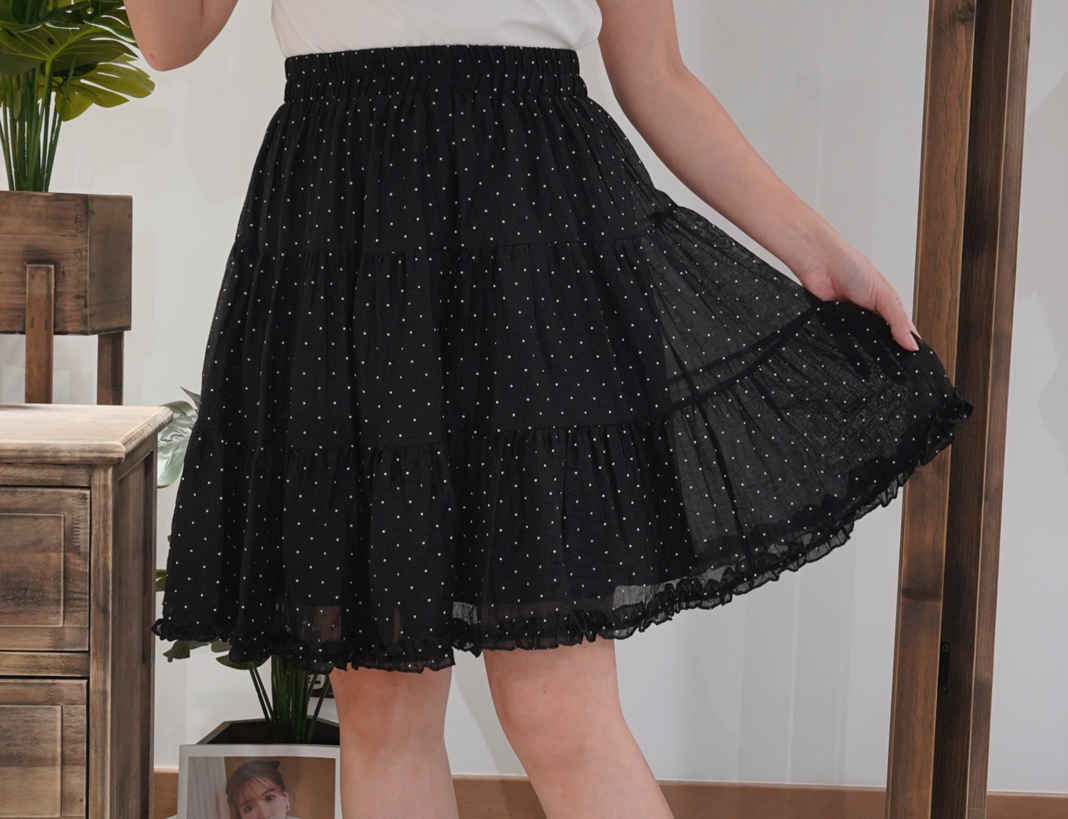 輕盈木耳邊小點點半截裙(KR)[黑色]369833