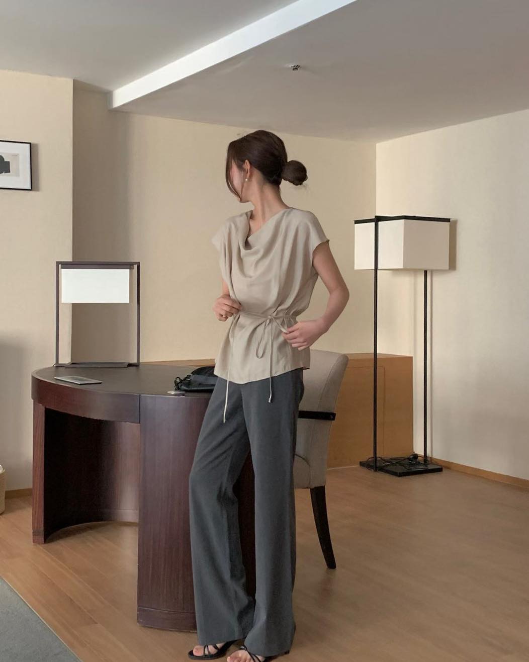 蕩領微皺色丁束帶上衣