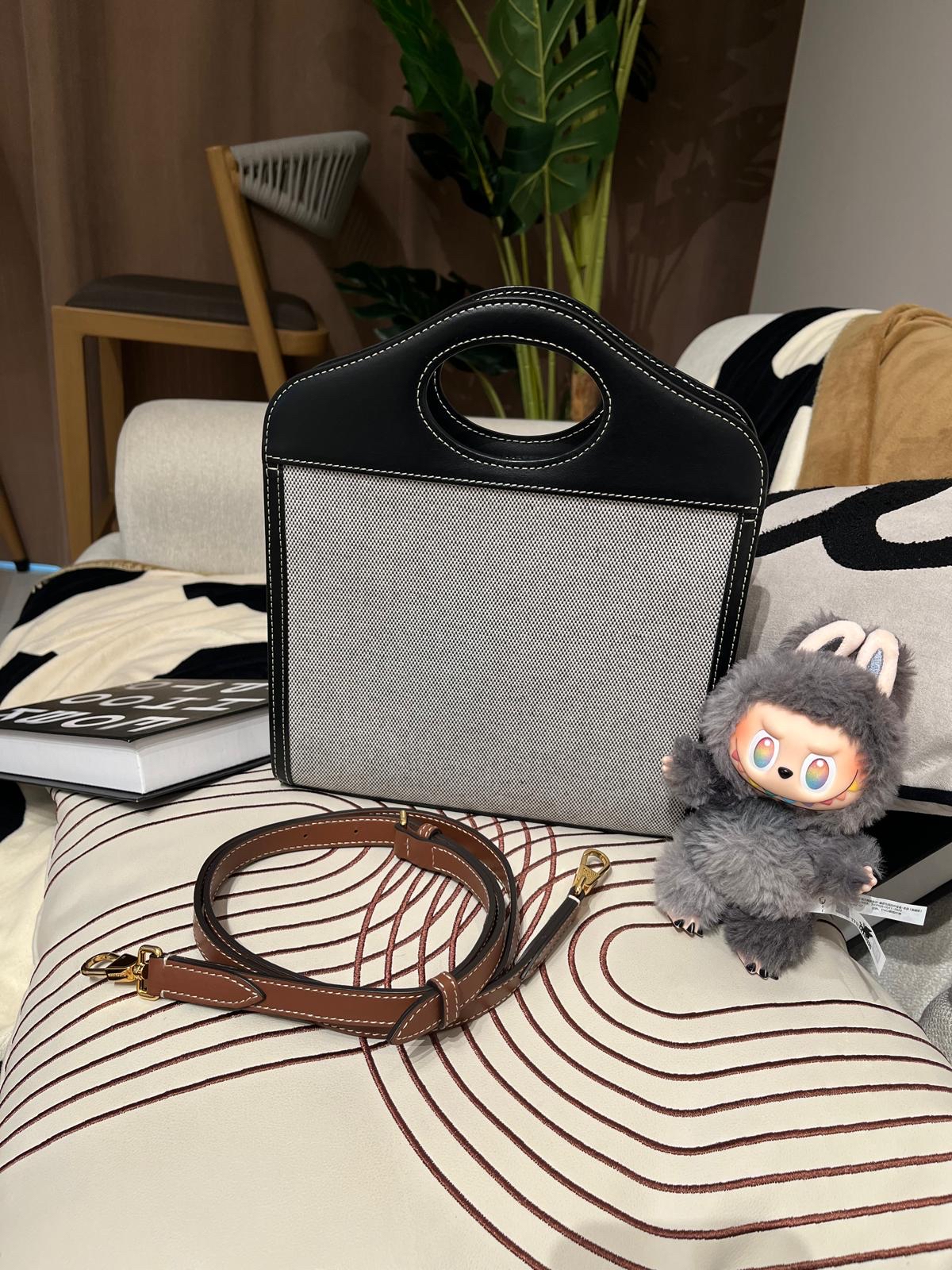 BURBERRY POCKET 2WAY BAG ,100%Authentic ,99%new ✅strap✅booklet✅dust bag 