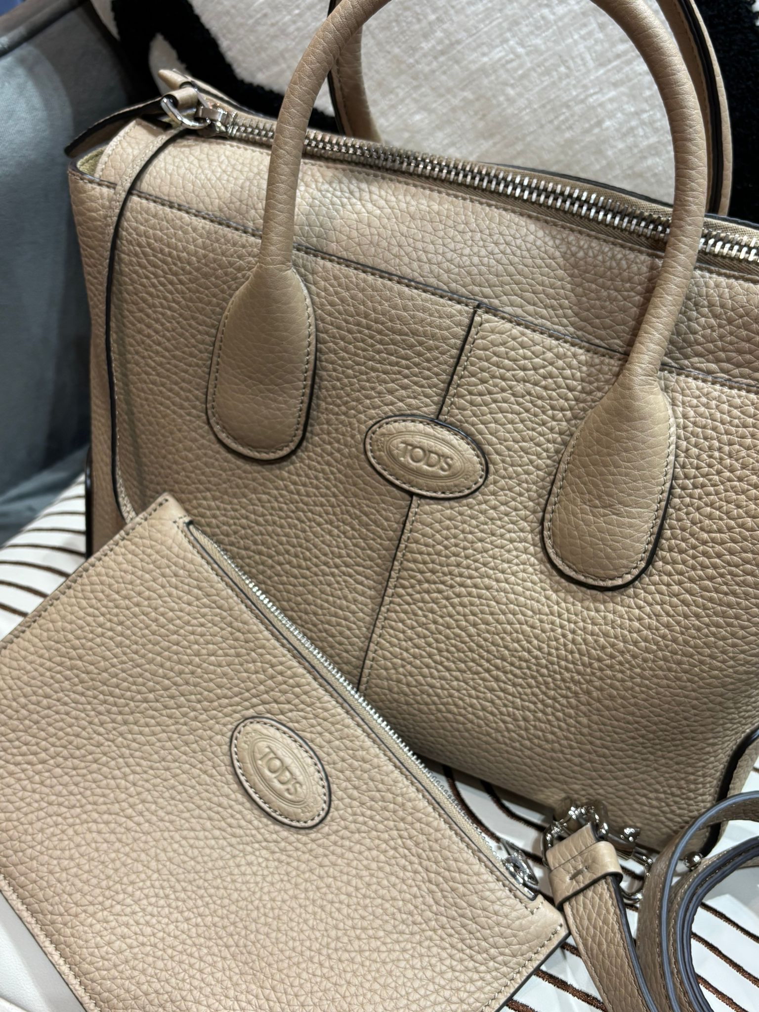 TOD’S Beige Calfskin Di Bag 2 way bag with pouch 米色小牛皮 100%Authentic, 98%anew ✅Strap✅Dust bag