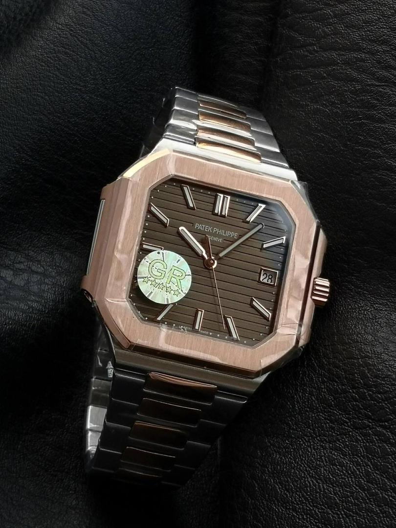 百达翡丽 方形 新系列CUBITUS 5821腕表 亮点特色：1️⃣机芯:搭载定制9015改Cal.26-330 SC一体机，调时不停秒，调时不停秒，摆轮位置均与正品一致，自动上链机芯。2️⃣钢带:316L定制级人体工程学表带，新扣款式。3️⃣表壳:尺寸45毫米厚度仅8.3mm，为表壳对角线长度(即10点位至4点位),因为表壳近似于方形，上下边的宽度会小于这一数值，所以视觉效果并不是很大。 搭配上，5821属于运动风格腕表，日常搭配正装和休闲风格也可以。