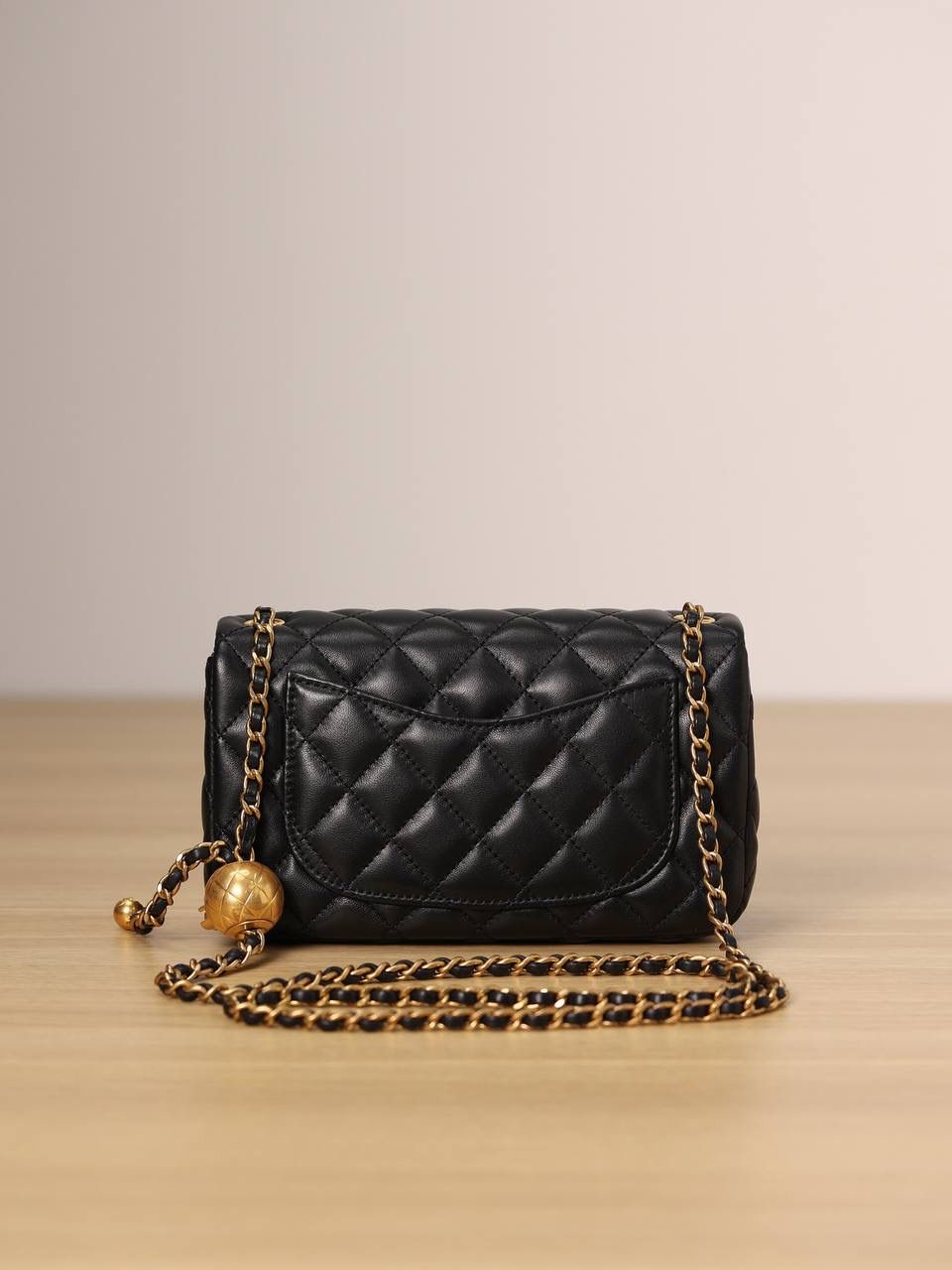 CHANEL 香奈儿 经典小金球系列 👜💞 mini CF 口盖包 单肩斜挎包 羊皮材质 黑色肩带可调节‼️ 经典的盖口包采用欧洲原产进口的羊皮和进口原厂纯钢顶级五金材质，内里也是采用原厂进口的羊皮，所有托料都是原装进口的，手感和专柜的一模一样💯 尺寸:20 x 13 x 7cm