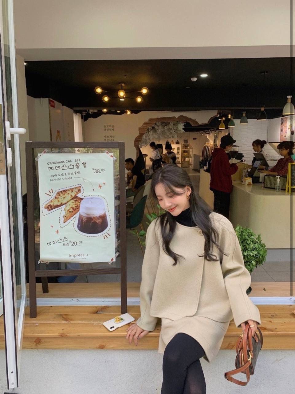 🔥大货实拍图 𝗖𝗘𝗟𝗜𝗡𝗘♥𝗧𝗥𝗜𝗢𝗠𝗣𝗛𝗘迷你波士顿 型号：195112 尺寸14*9.5*8cm 包包上的金色链条是亮点，敲时髦的，手拎肩背都好看☺️