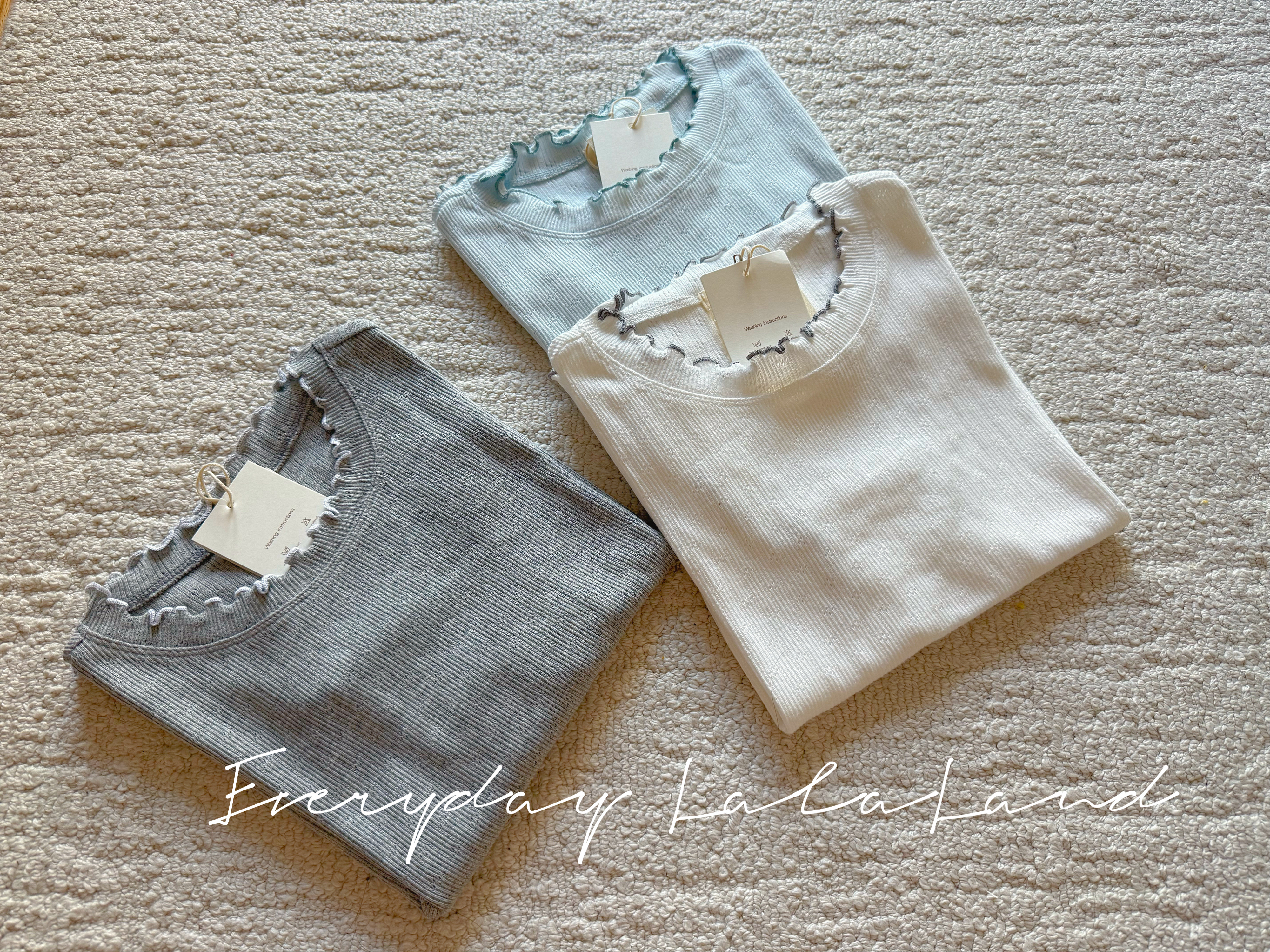  New arrival 。高質拼色邊通花上衣。