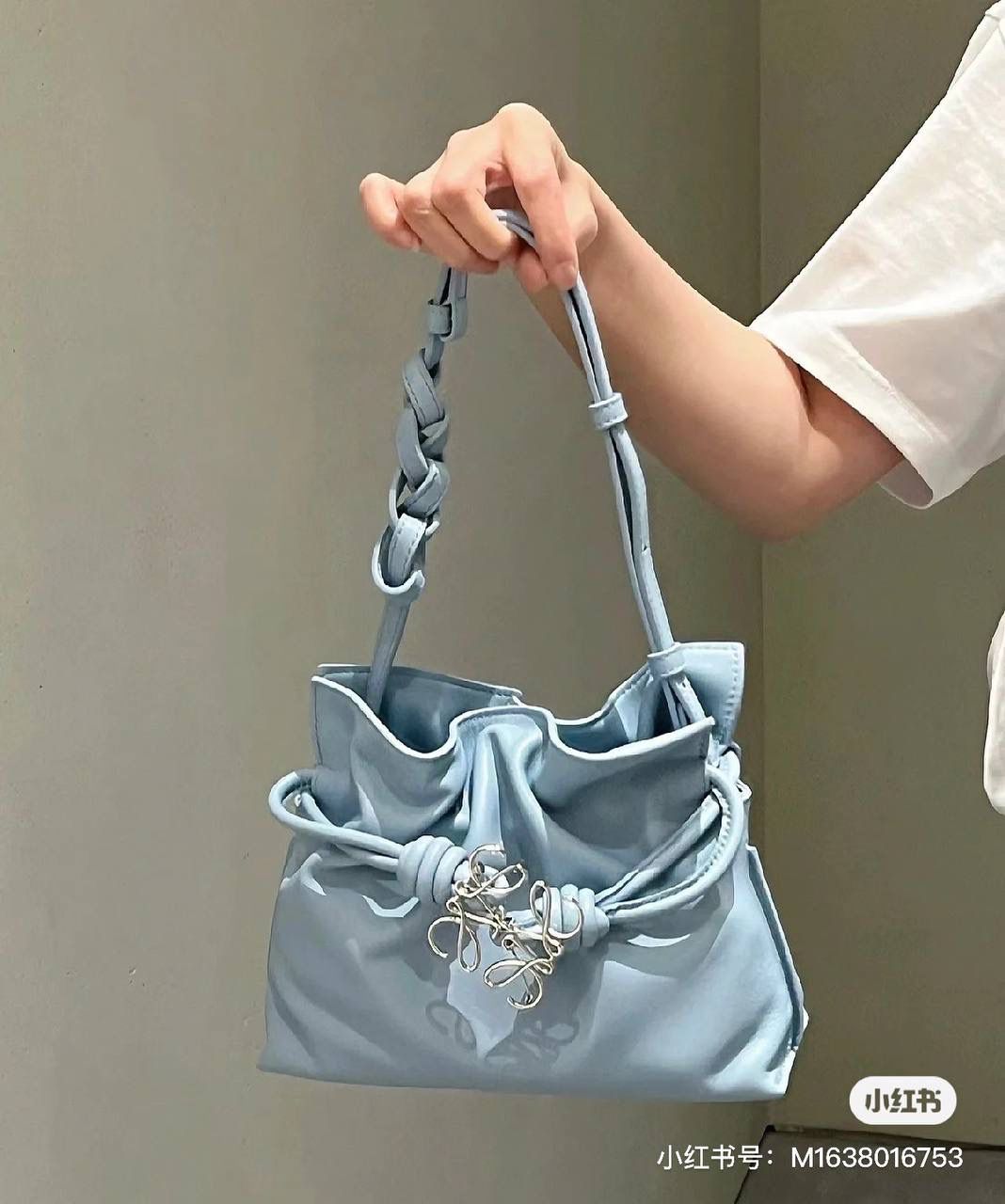 Flamenco clutch-NEW ✦迷你✦ 尺寸：𝟐𝟐.𝟓-𝟏𝟖-𝟗𝐜𝐦 型号：052030灰蓝色 ❤️mini flamenco clutch bag 可手拿亦可优雅斜挎 云朵般温暖亦轻盈的造型如此简单，💯耐看💯不会out的款式！ ❤️包袋采用进口小牛皮，手感如羊皮般细腻柔软，却比羊皮更加结实耐用，麂皮内衬 ❤️品牌标志性绳结设计，收紧袋口就是小福袋造型，超Q，看着不大实际超会装😇