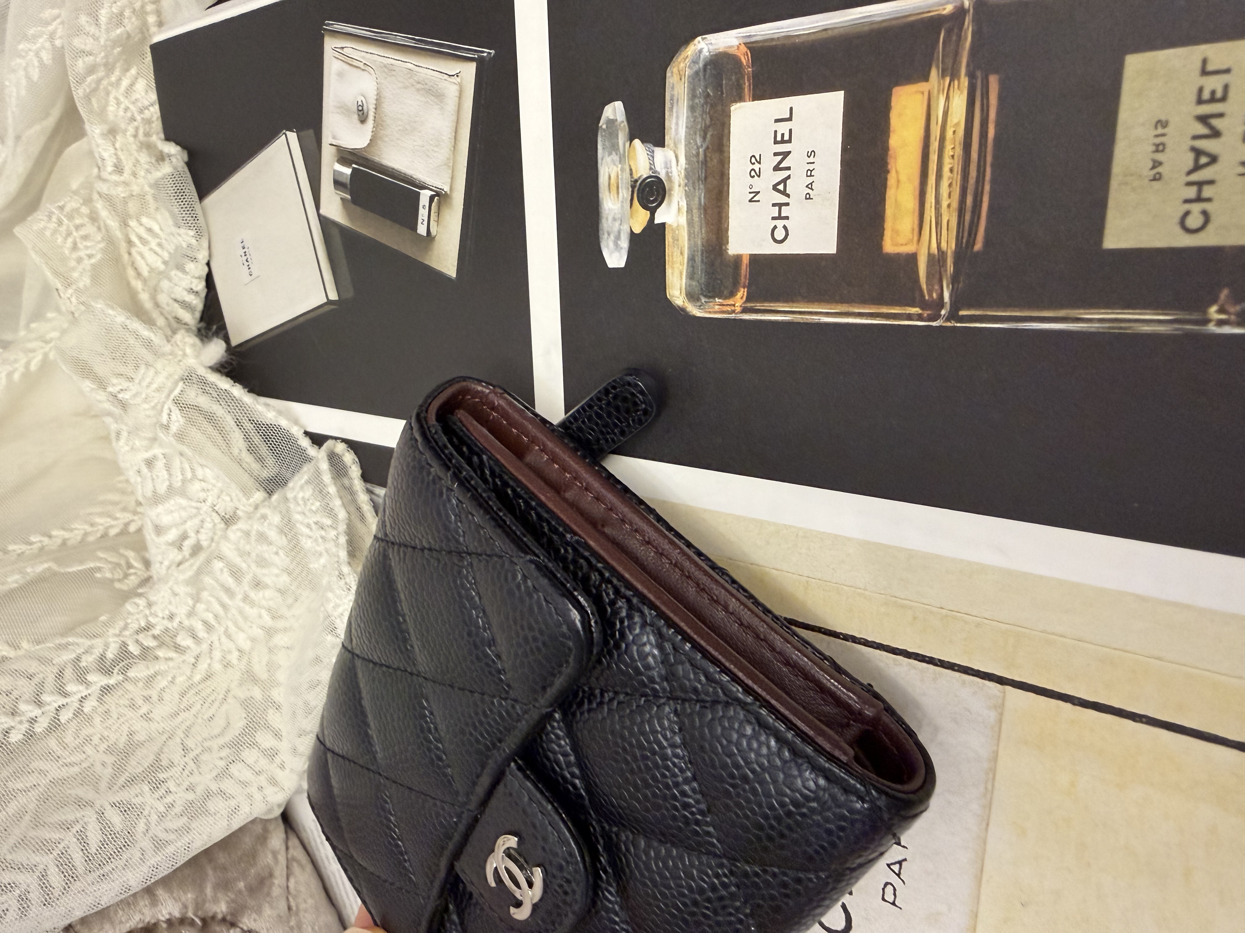 接近閑置 Chanel cc logo black caviar short wallet phw