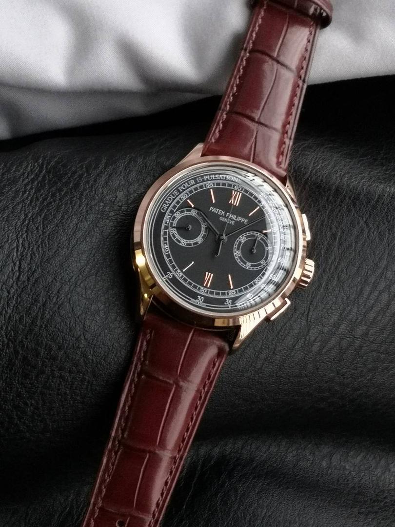 百达翡丽复杂功能时计5170G多功能腕表，堪称腕表精品当中的精品！😍✨🔥 腕表直径为42毫米，作为一款男士腕表，它的表盘大小适中。为我们奉上对称的美感，整个表盘的布局大方得体，包括了如此之多的功能的同时，又不会让人觉得繁杂。 机芯采用了7750机芯完美还原正品诸多功能，提供了强大的时间衡量功能。意大利牛皮表带，专属的灯笼扣，任何季节，任何场所，任何职业人均适合佩戴，让手腕佩戴得更舒适，让气质绽放。此款腕表具有30米防水功能，满足大众日常生活，休闲度假必备腕表。 百达翡丽5170G可以说是腕表中的精品，功能方面的巧妙构思，外观上的合理布局，以及优越的机芯性能，无一不体现出百达翡丽的独特设计，一件经典的艺术品，一件完美的收藏品。