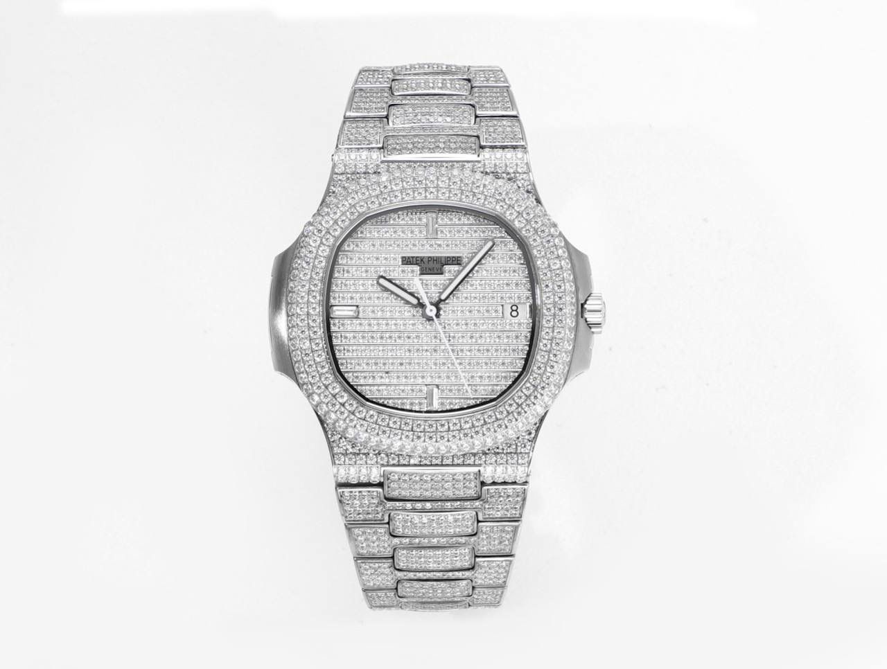 强势来袭！ 超级满天星方钻鹦鹉螺！ 1⃣️升级修正不锈钢表带，部分根据鹦鹉螺不锈钢表带拆解开发，完美贴合！ 2⃣️目前唯一使用圈口和表带方钻无爪镶石工艺，经历无数次的加工工艺，只为做到极致，终于大功告成！ 3⃣️全新订制修正版的Cal.324机芯，机芯摆轮位置与原装一致！深度洗花和刻字，机芯的还原度极高！ 4⃣️指针升级：秒针中心点升级为针轴秒针！ 鹦鹉螺满天星方钻王中王！欢迎您的品鉴！😎💯🌟