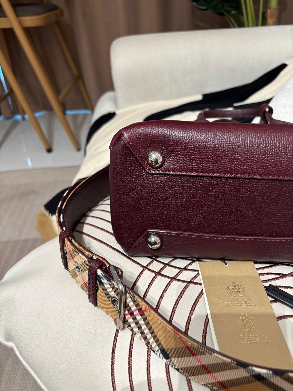 Burberry shoulder bag wine calfskin 100%Authentic,95%new ✅塵袋