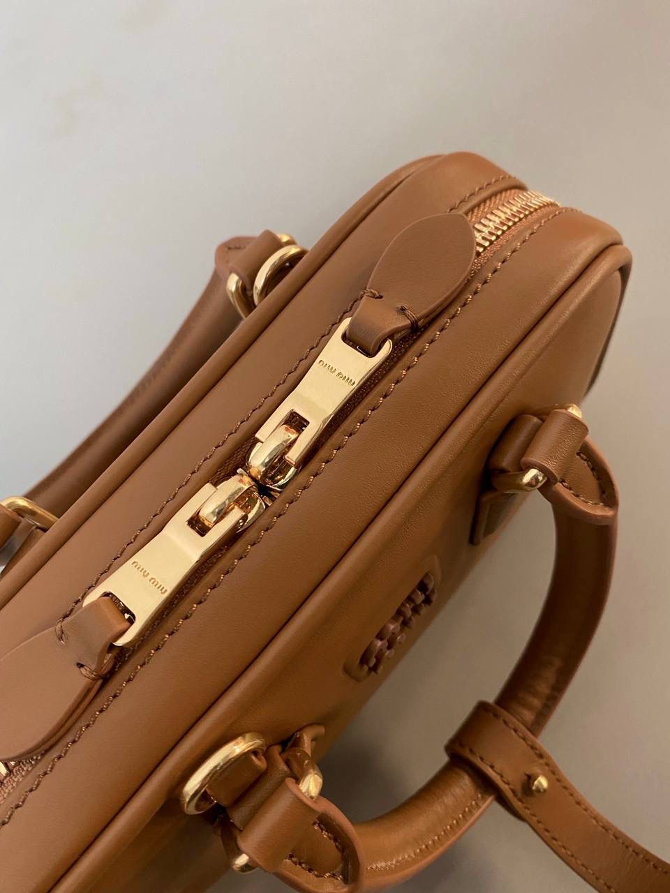 🈶干邑色，迷你 𝗠𝗶𝘂𝗠𝗶𝘂保龄球，大爆款 新尺寸也太可爱了！ 喜欢小包的姐妹这只必买！它要比小号小一些也窄一些 就巴掌大小，但容量还挺大的 装俩部手机都绰绰有余，日常够用 肩带长短也很ok，手拎斜挎都好看 反正放心冲就是了！拥有它，上班牛马的心情都会被治愈～ 迷你：19×10×5cm #F0011m 小号：22x10.5x7.5cm 大号：27x12x9cm