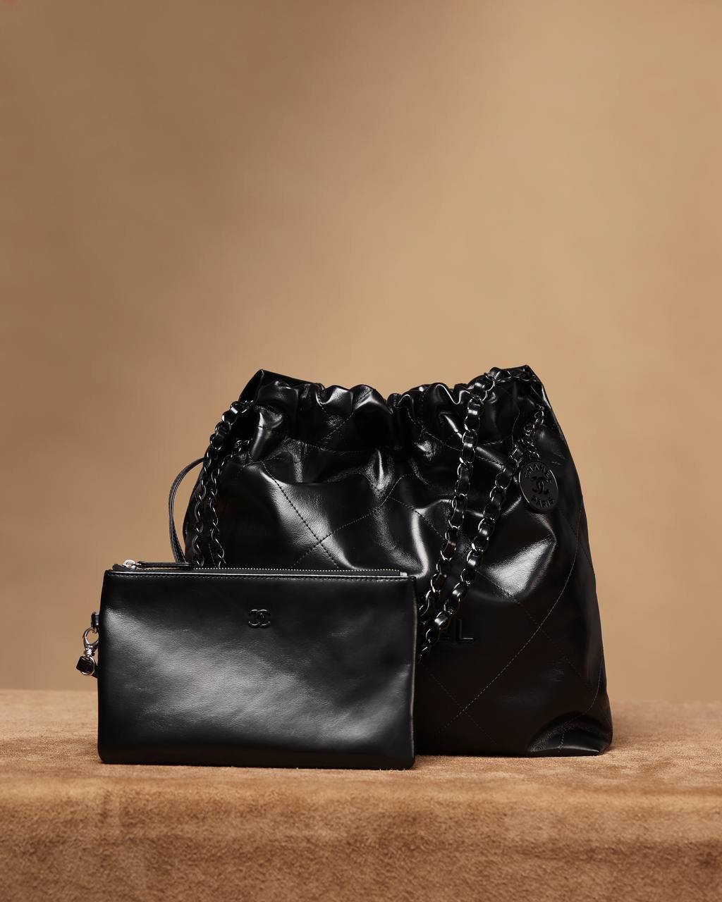 小香2022主打的爆款 22 bag已经火爆全网全球👜 我们简称“垃圾袋”，确实有点像垃圾袋 不过实用🧐 我们只做渠道货 我们只做原厂皮独家渠道货 唯一对版的渠道货 22bag 黑色黑字小号🖤 尺寸：35 X 37 X 7cm