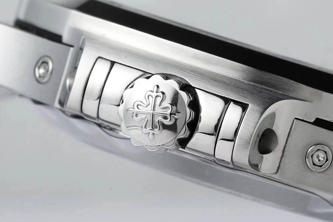 新晋 “钢王”百达翡丽Ref.5726/1A Nautilus系列年历腕表正式上位！鹦鹉螺全系列一贯设计的旋窗造型表壳，PPF与正品工艺一致的采用锻纹修饰和抛光工艺处理构成鲜明对比，1:1还原了正品每个细节。盘面深邃蓝色并装饰有水平横纹浮雕图案颜色从中央向四周扩散，星期月份双视窗和日期窗黑字白底辨识度高，24小时显示盘附带月相十分高雅，整体给人的感觉是独特又优雅，是最美的鹦鹉螺之一。背面蓝宝石镜面，搭载PPF独家研发的324S QA LU 24H/303自动一体机械机芯，21K的大金陀让上链效率更高，红宝石轴承日内瓦纹下方的鱼鳞纹精致无比，机芯打磨依旧是业内标杆级别。作为PPF首款年历腕表能正确辨别出大小月，每年只需要在3月1日调节一次日期即可。