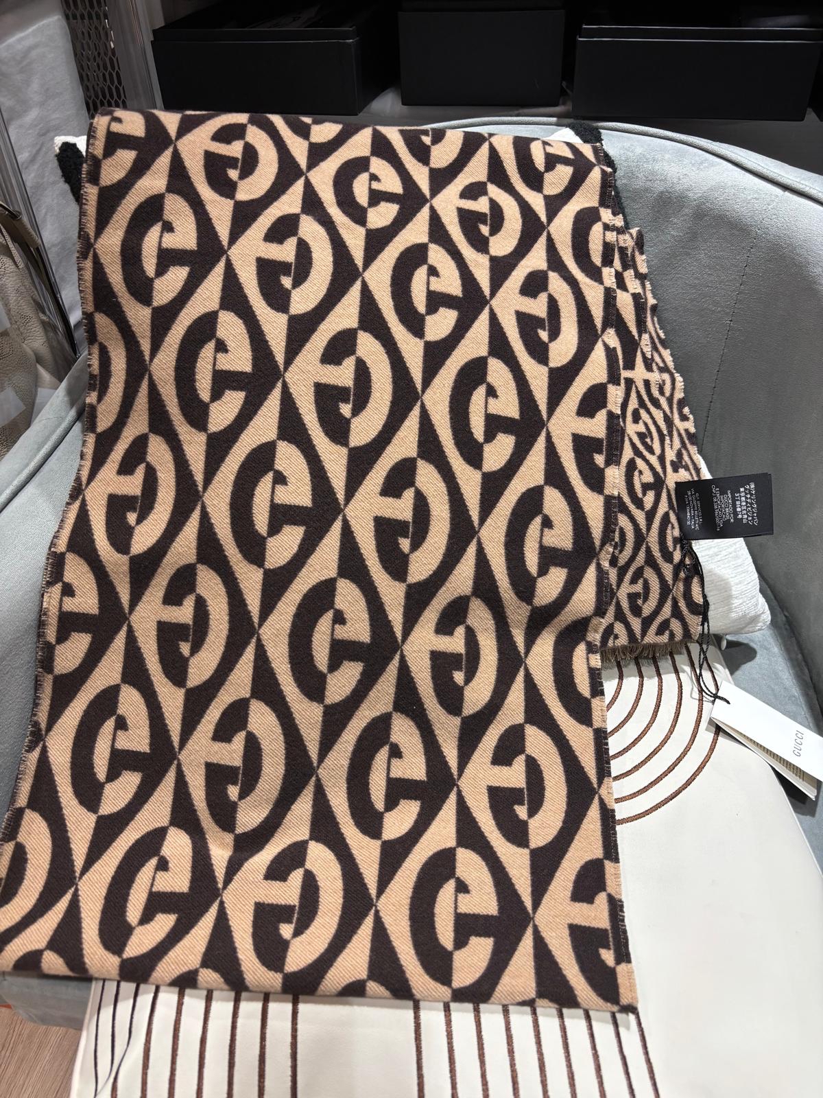全新 GUCCI SCARF 全新披肩圍巾/頸巾 100%Authentic,100%new ✅box  195cm x 35cm 限時優惠✨$2580✨