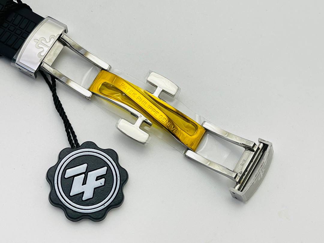 百达.翡丽Aquanaut系列5164A-001腕表具现代感、国际感的两地时间复杂功能，更符合年轻世代的品味与需求！ 1⃣️【表壳】40.8MM表径，依旧采用百达翡丽经典不锈钢材质打造，圆润的八角壳型恰到好处，表壳左侧的鲨鱼鳍型设计，是可以前后快调中央镂空时针的按钮，这枚指针可以用来指示第二时区时间。 2⃣️【表盘】黑色浮雕表盘，金属立体字块，覆荧光涂层时标。3、9点钟分别显示”HOME”与”LOCAL”的方形昼夜视窗，蓝白二色各自代表晚上与白天，6点钟位置是指针式的日期盘。 3⃣️【机芯】成功实现百达.翡丽5164A-001内载的324 SC FUS自动上链机芯功能，大三针基础机芯上搭载两地时间模组。配有休闲气息的Tropical表带，正是为年轻世代所准备的奢华运动表。