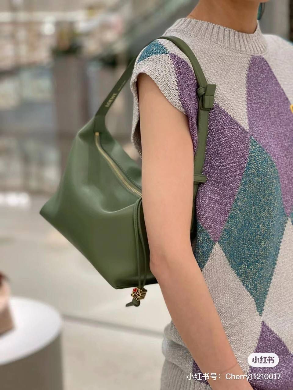 * 小号纳帕牛皮 𝐂𝐮𝐛𝐢 手袋👜 颜色：竹青绿 尺寸：21-17-13cm（中部最宽24cm） 编码：062207 Cubi手袋是一款宽敞的手拎肩包，带有牛皮革底座和柔软的包身。拉链头上的心形骰子五金🎲。肩背或手拿*可调节肩带*拉链封口，牛皮革拉链头*内部插袋*人字纹棉纺布内衬里*Anagram压纹