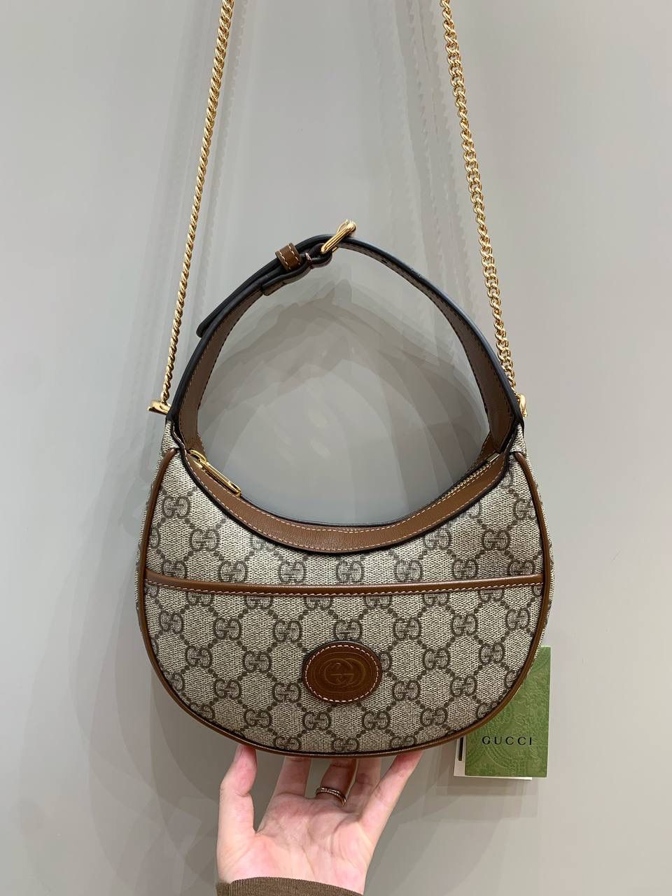 新背景实拍正品级 。Gucc1 Ophidia月牙包 （原厂皮高版) 这只也是我的心头爱，永远的经典款 是一秒心动的感觉，两个设计， 一个链条斜挎，一个可以腋下，现在的设计真的太卷，不仅要好看还要多样化满足不同的需求， 经典不变的元素更加值得收藏，绝对会惊艳到你！ 这只小可爱很复古时尚！👜✨ 型号726843 尺寸21.5x11x5cm