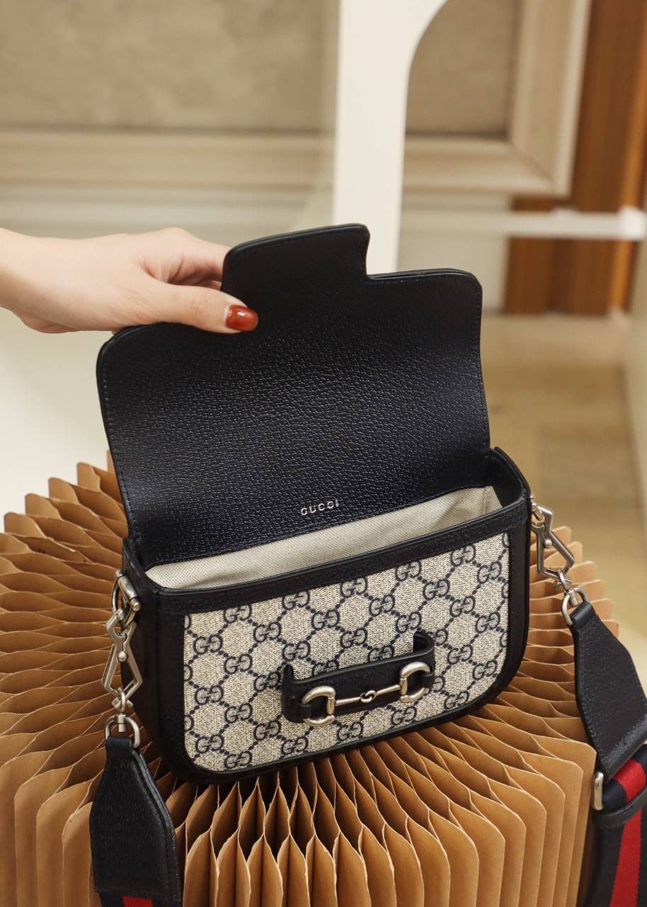 🔹新配色𝟏𝟗𝟓𝟓 𝑴𝒊𝒏𝒊系列 #658574#原厂皮🔹YY 🔷尺寸：20.6*14.4*5.1cm 超人气的𝑯𝒐𝒓𝒔𝒆𝒃𝒊𝒕马衔扣复古系列， 这一季的新配色 米灰色搭配神秘蓝， 把当红王炸款 马鞍包再次推上新的颜值高度。 经典元素自带的复古路线，搭配上新配色， 不仅复古感十足，还时髦感十足， 简直就是复古与现代时尚的新碰撞💥 颜值的天花板，两条肩带搭配出更多的搭配技巧，一直被称为“必备单品”实力推荐这只新配色！颜值一眼深得人心！