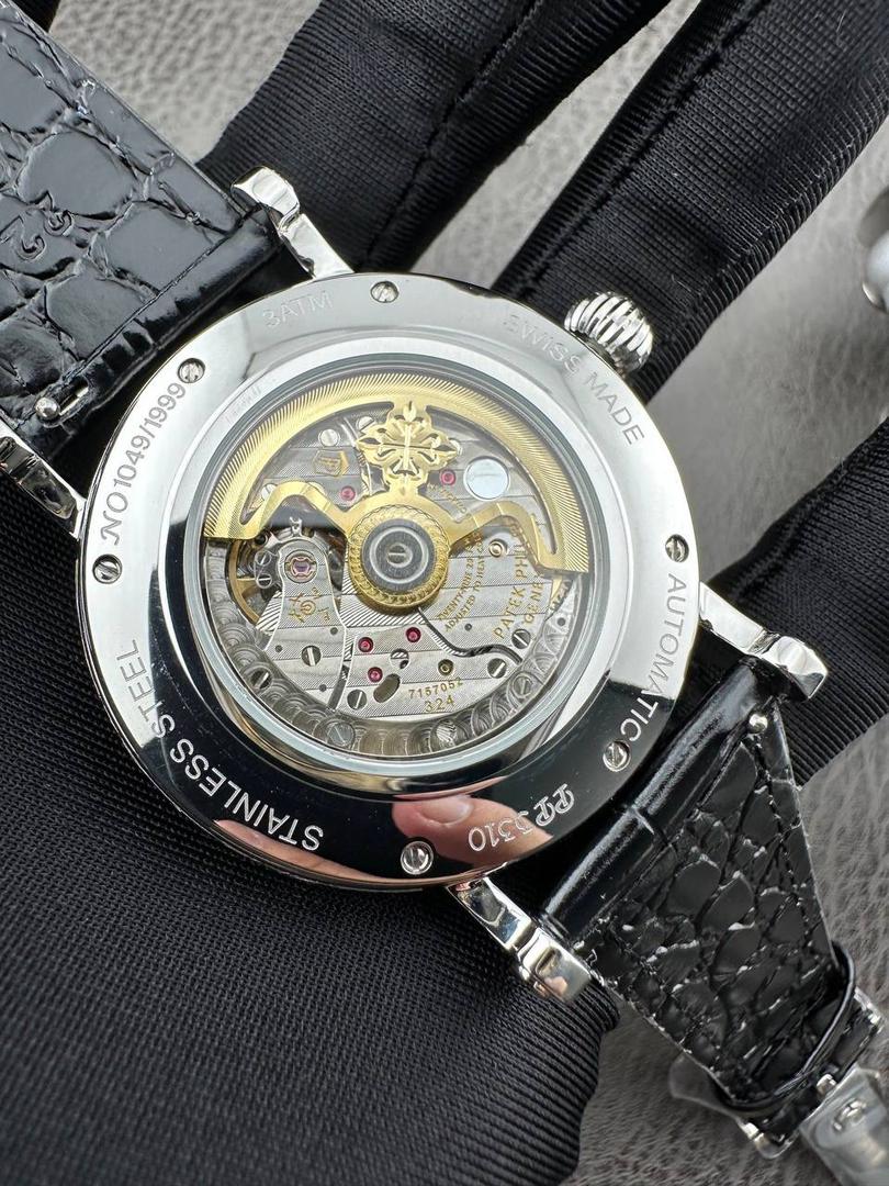 【铁划银钩 苍劲有力】高颜值新品墙裂推荐 精湛的工艺！ 年度最佳典藏之作——百达.翡丽古典超级复杂多功能 万年历功能腕表 团队历时两年多精心设计，不计成本，敢为人先，力求完美，克服重重难关，突破多层技术瓶颈，机芯型号为CH 29-535 升级版，质量稳定！ 【表带】经典意大利小牛皮表带，纹路清晰，质感好。搭配圈市面最顶级的百达翡丽灯笼表扣，通用原装无压力。 优雅的Calatrava雕花表壳极具个性，42毫米的表径适配大众男性手寸，非常商务可亦休闲。