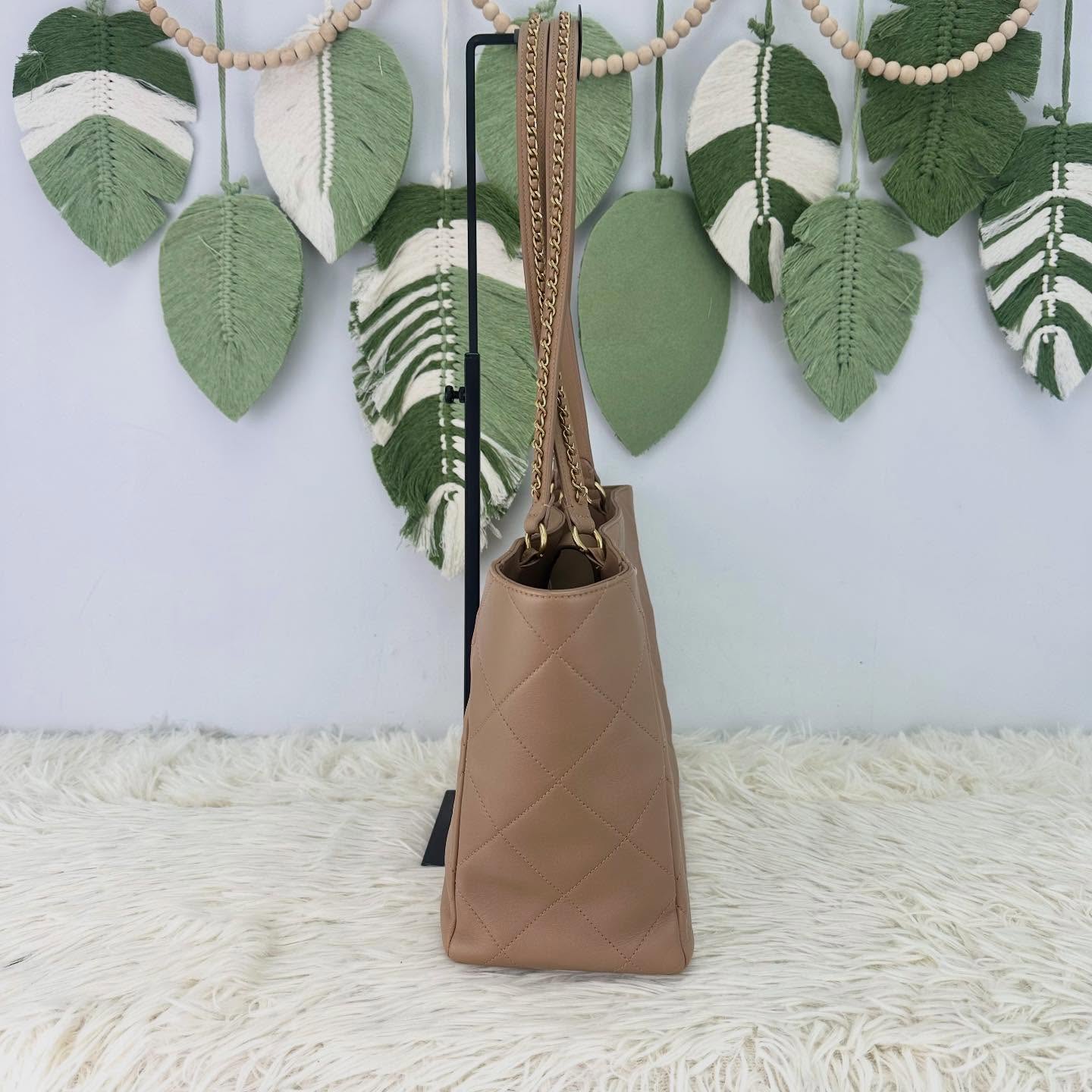 CHANEL 🤍PRE OWNED 22b 奶茶色小牛皮 Tote bag 晶片款🤎