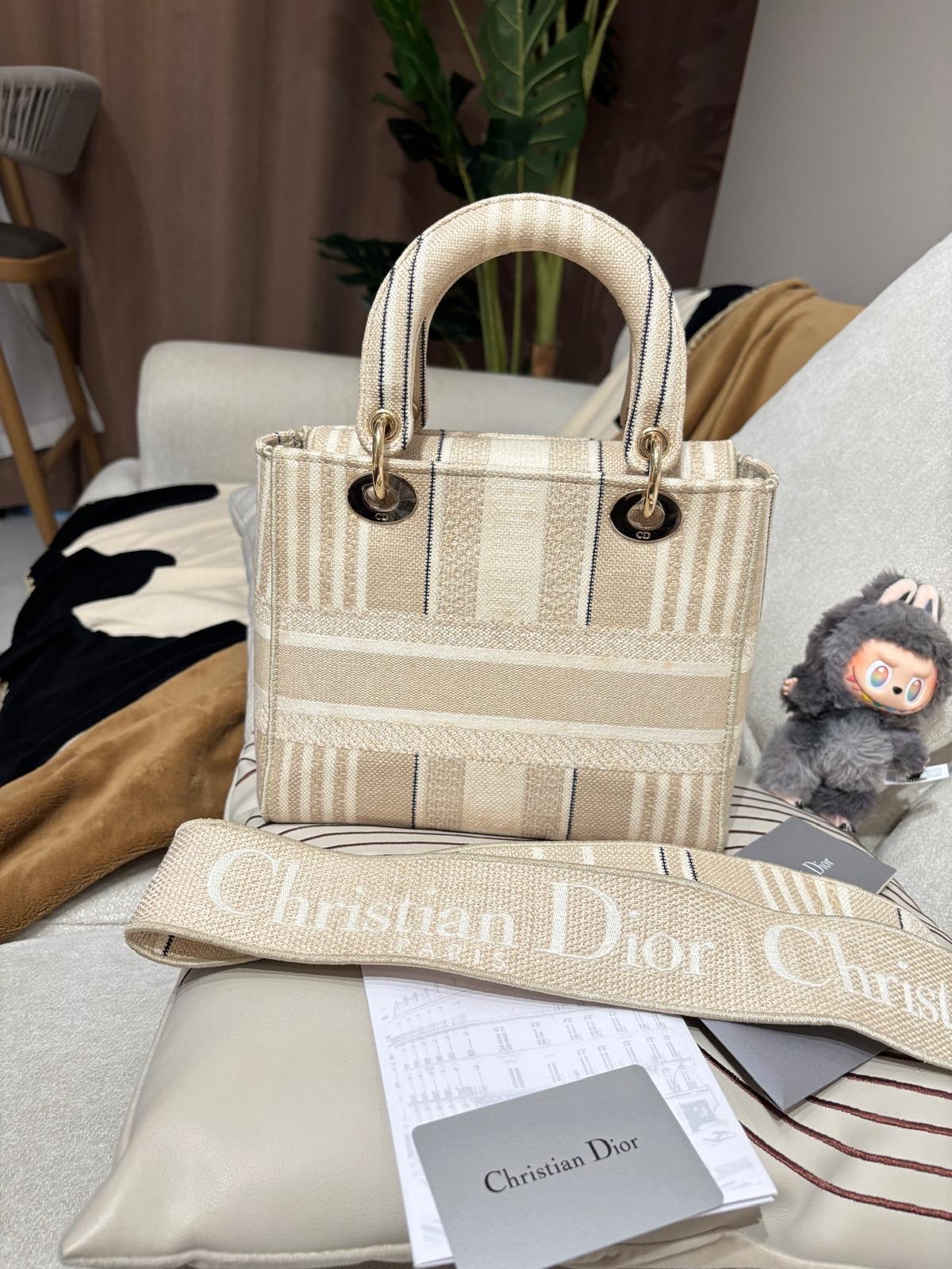 Dior lady dior medium  100%Authentic ,98%new ✅專門店收據✅證書✅dust bag✅box 📣🌟專門店現貨售價$ 4 x x x x🌟