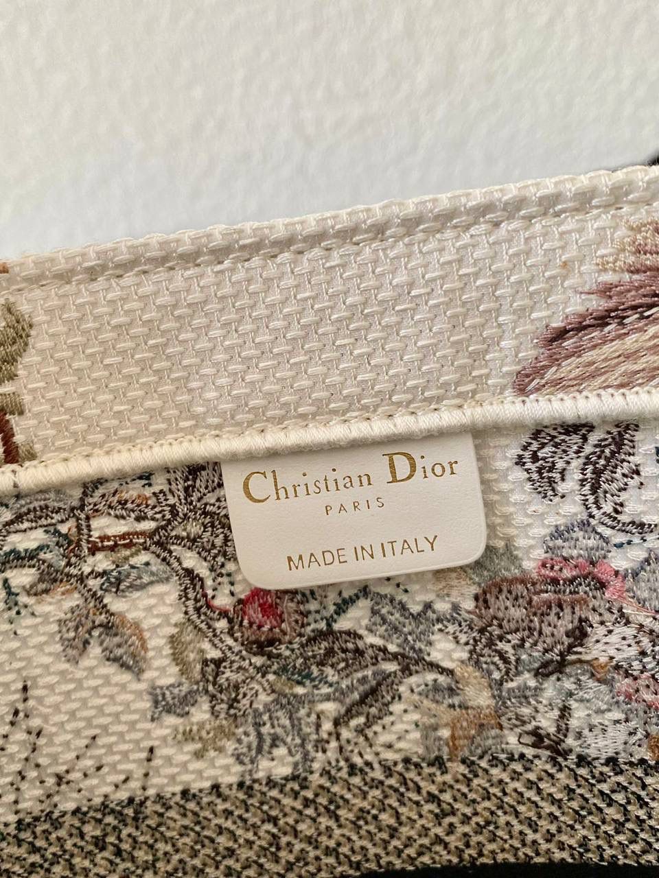 🈶白色花卉中号 𝗖𝗗 𝗕𝗼𝗼𝗸 𝘁𝗼𝘁𝗲购物袋"冬日花园" 充满诗意和繁花盛放，对花卉的喜爱💐🎀 即使在严寒的冬天都要鲜花围绕 这是刻在骨子里的浪漫 这不只是包，还是艺术品💯 36.5×28×17.5cm