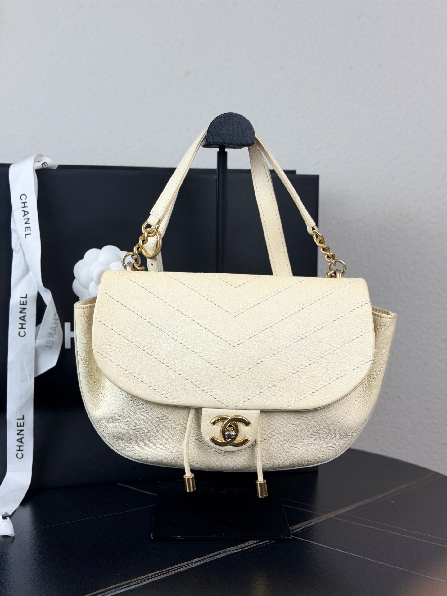 【預訂貨品】CHANEL 米白色金扣半月包👜25開