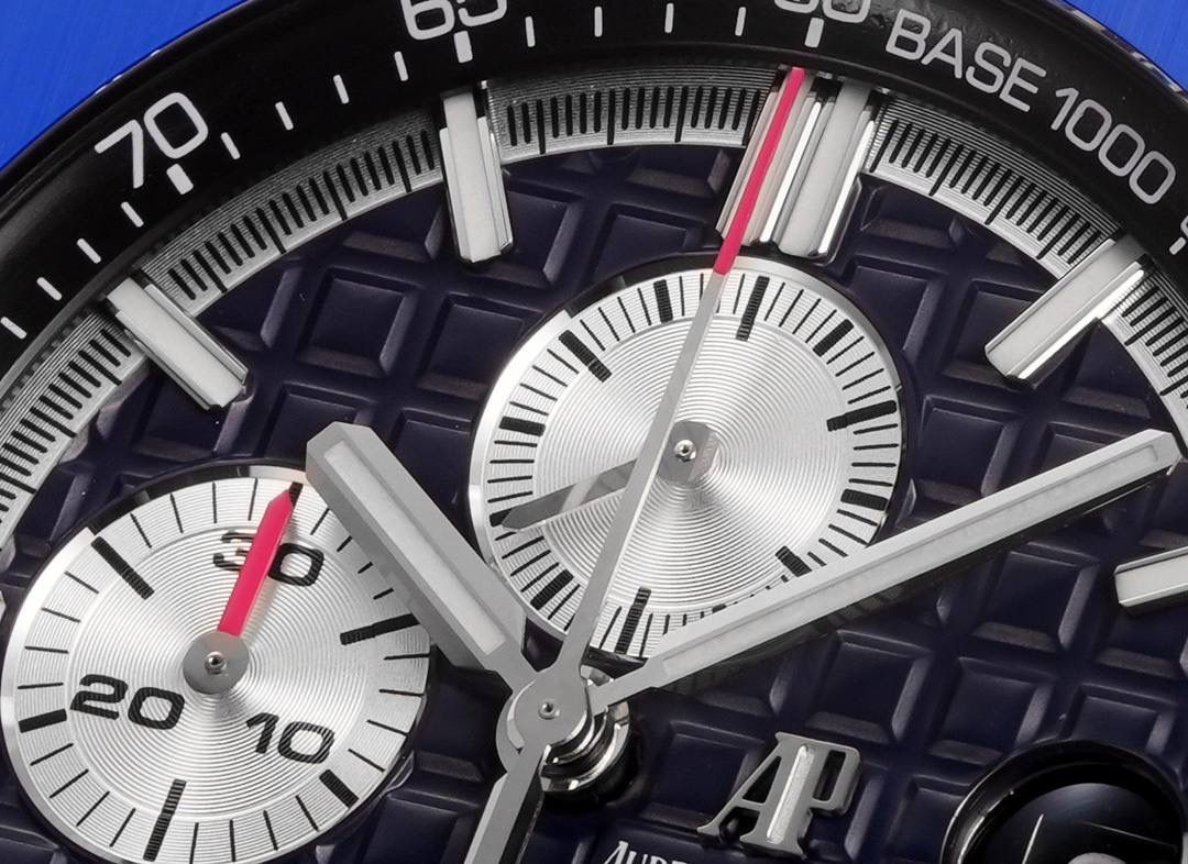 🚀皇家橡树离岸型26400/26238/26470系列正式登场！款式最全，做工最好的爱彼计时款腕表来了，有做工好的顶级货😍💯廉价的小厂货就别去考虑了！ 1，机芯采用12位小秒的定制版3126计时机芯，完美还原原版所有功能。经过精密打磨，大大加强了其稳定性。 2，其中碳纤维系列表壳采用全新碳纤维复合材料——「Carbon TPT® B.4」打造，这种高科技材料比常规 Carbon TPT® 密度提高4%，纤维硬度提升15%，树脂强度提升30%，材料结构经过各项异性优化，保持轻盈同时无比坚韧，提供迄今最强的抗冲击性能。 3，字面颜色均采用目前最先进电镀技术，非几年前的简单喷漆技术。每一个巧克力格纹装饰，通过CNC级别打磨，无限接近原版。 4，同步原版搭载微微活动头粒，胶带采用进口氟橡胶材质，皮带采用美洲鳄鱼皮材质，更加耐磨耐造。