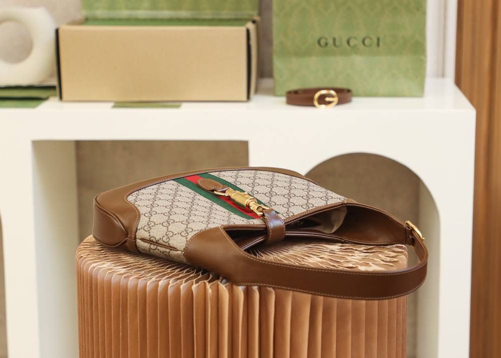 𝐉𝐚𝐜𝐤𝐢𝐞 𝟭𝟵𝟲𝟭 系列#636706# 原厂皮 ☑️尺寸：28*19*4.5𝐜𝐦 经典𝙅𝙖𝙘𝙠𝙞𝙚在𝟲𝟬年代与𝟳𝟬年代被称为“流行趋势” 在现代中以经典的姿态重新回归， 依然是那股复古经典的姿态。 将60年代的气息与现代的元素碰撞出不同的时尚感！ 不仅让人感受到浓郁的复古美感， 还多了时尚潮流的气息，结合起来真的是非常🉑️ 两条肩带设计，让人拥有不同的风格魅力无限。🔥🔥