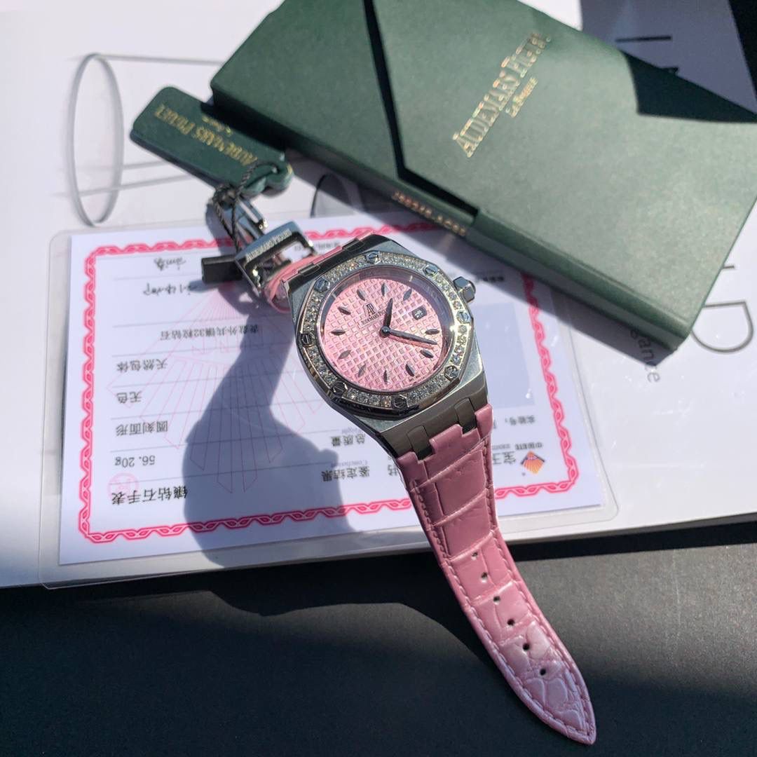 全网女神看过来😍😍这款爱彼女表才是最具有性价比的… 爱彼皇家橡树系列型号67601石英腕表，皇家橡树系列独有的八角形外观还拥有爱彼独特的设计风格也将女士优雅风格融入其中，深受女明星们的爱戴，表带澳洲湾鳄鱼皮，即使只有33毫米的小尺寸，也将爱彼独有的纯净美感与刚毅线条展现的淋漓尽致，而镶满钻石的表圈也为佩戴的女士增添了更多的柔美。（32颗明亮式切割美钻，总重约0.65克拉）巴蒂镶嵌一枚半透明凸面蓝宝石，搭载瑞士进口石英机芯，拥有实用的日历显示功能，女士们佩戴起来不会显得沉重 ，配专柜最新全套包装发货！这种货一般数量不是很多哦