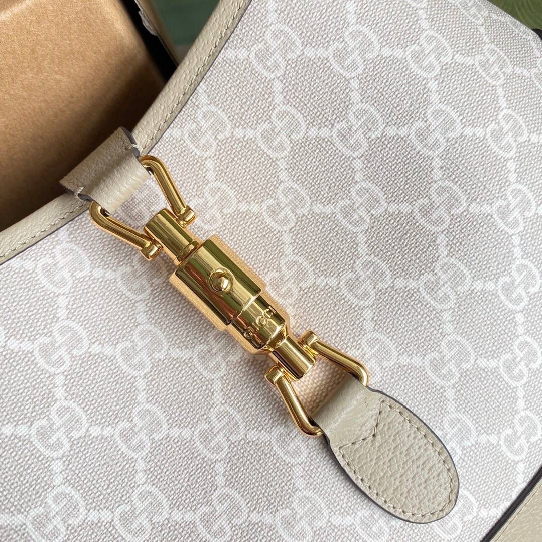 👜独家特级正品 💕 g678843 经典jackie 1961系列手袋在2020秋冬系列中经重新演绎后焕发新的活力。 本季这款具有辨识度的手袋重回时尚前沿，为典藏设计注入现代时尚格调，附带绿色和红色织带➕附赠额外的肩带，可通过搭扣固定在手袋上～打造手提、肩背或斜挎等多样化的携带选择。 以清爽的燕麦色为基调，又融入了一点点大自然的野性✨🔥