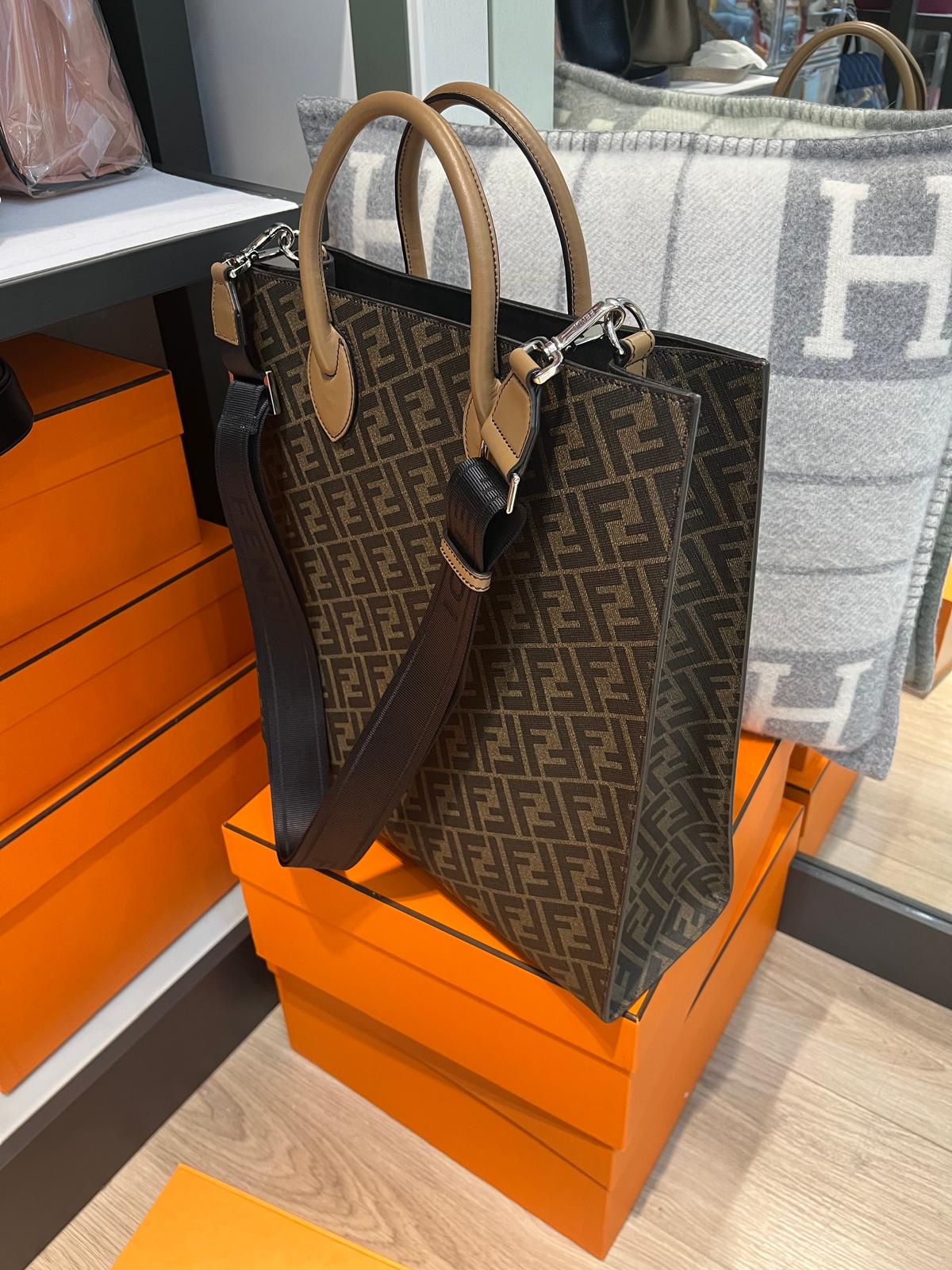 Fendi tote two way bag 100%AUTHENTIC ,98%new ✅dust bag✅strap 