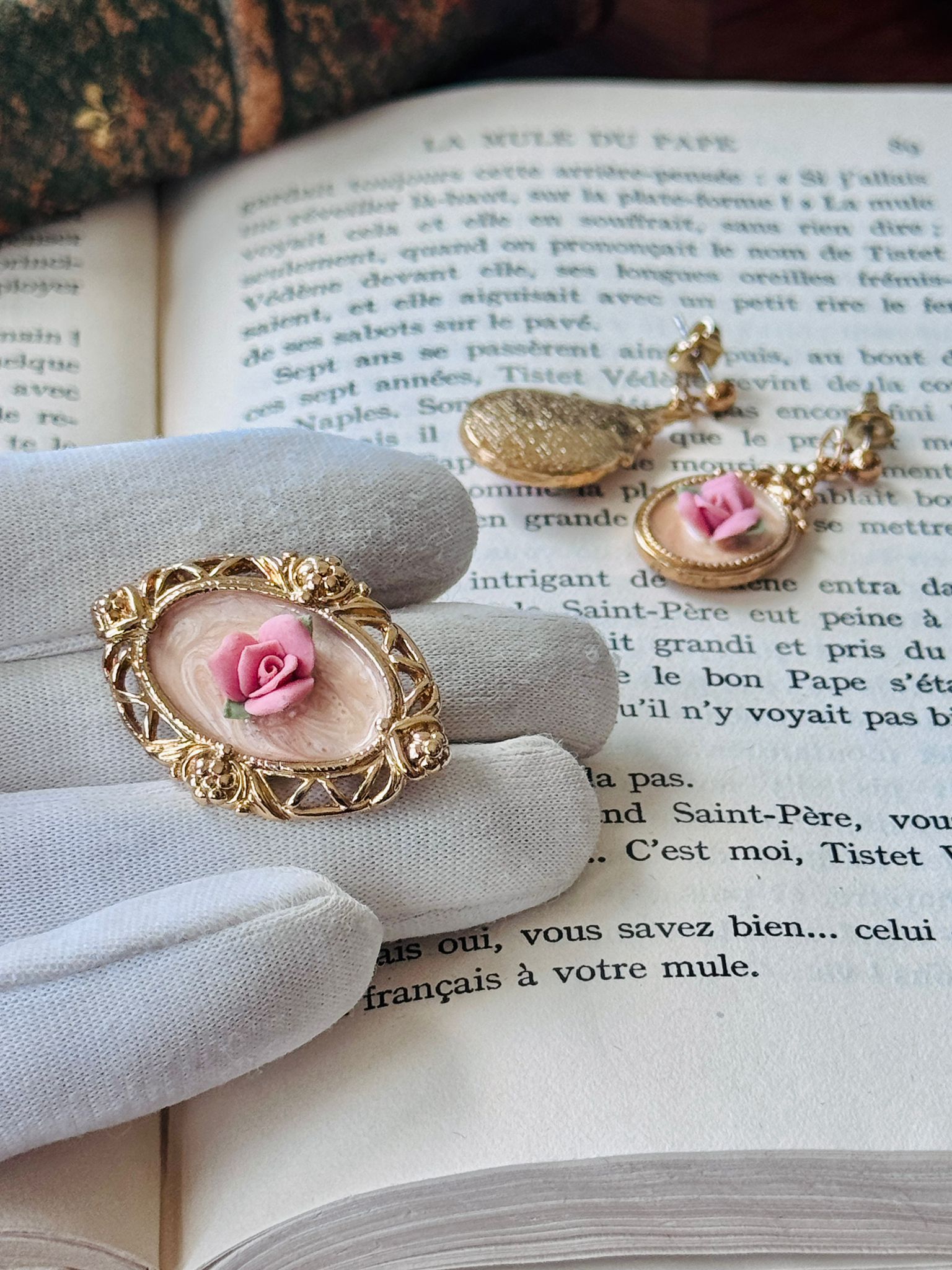 Vintage Avon Ceramic Rose Stud Earrings and Two-Way Brooch/Pendant Set (MT2581) 