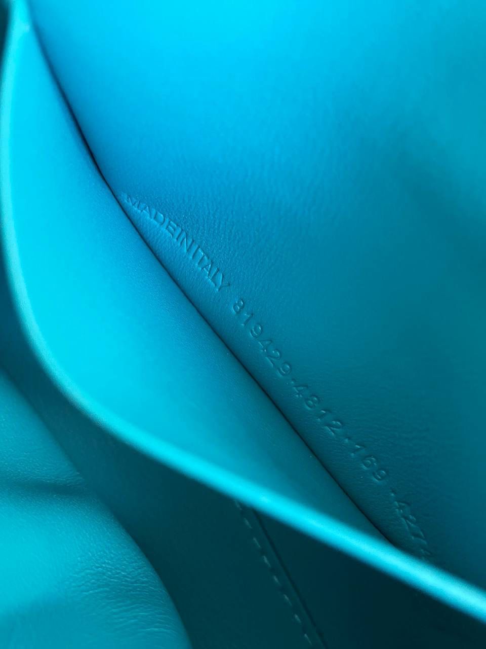 爆款🔥仅剩少量❗️ ba1enciaga rodeo nano 蓝色🩵 巨巨巨可爱的小rodeo 有没有拒绝不了包包变成小废包大小的姐妹！ 真的超级无敌cute，尖叫中～～ 但是，我想说的是，人家可不说小废包 它是可以装下iPhone pro的超实用mini bag📱 (plus不行哈🙅🏻‍♂️) 手提着出街就像拎着个小挂件 还有链条肩带可以肩背⛓ 家里有小千金的话 mini包还能和宝贝女儿共享🩷🩷 画面不要太治愈☺️☺️ 必须zp开发的啦，所有细节正确且对版哈！ 16×9.9×4.5cm819429m