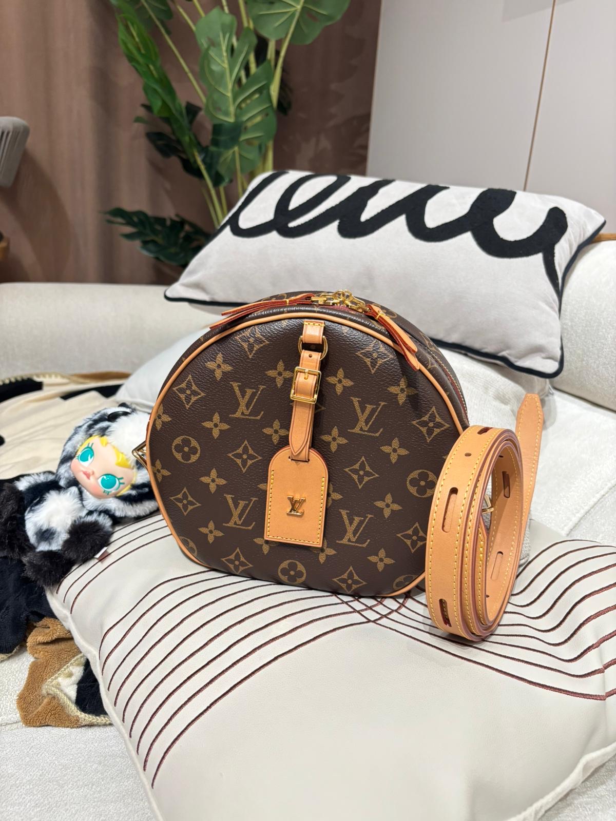 Lv Boite Chapeau Souple MM monogram crossbody bag  100%Authentic,99%new ✅tap ✅dust bag ✅box
