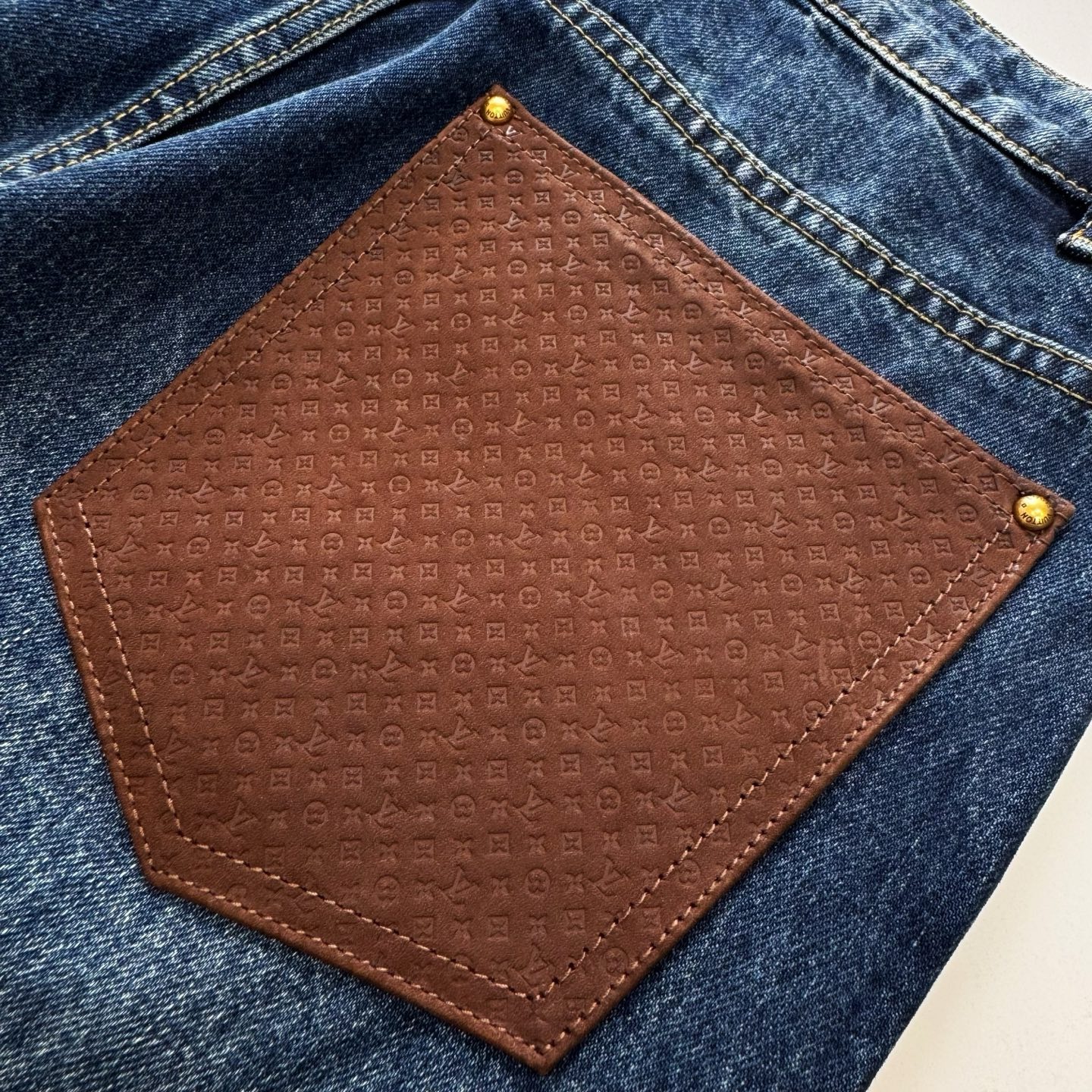【原單】LV Monogram 皮革浮雕標誌直筒牛仔褲