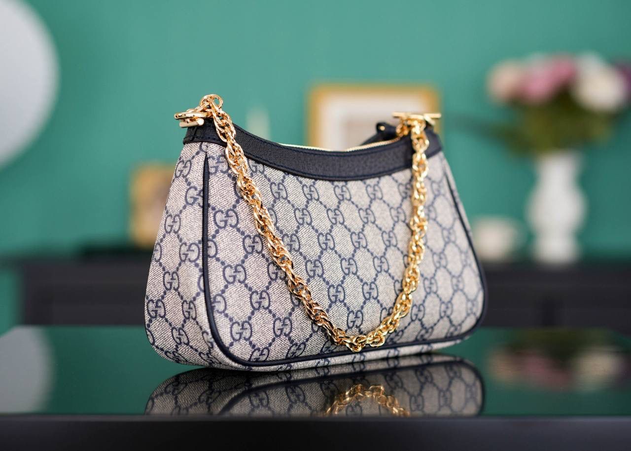 🥯Ophidia系列小号手袋 草莓包午夜蓝色 25cm 这款草莓包惊喜感非常强， 经典的元素搭配小巧可爱精致时髦挂饰， 金属链条和经典红蓝织带，复古感十足且百搭， 可爱又别致的小草莓是点睛之笔， 整个包包很轻便，特别好背呢~ 官方款号 735132 尺寸：25x15x6cm