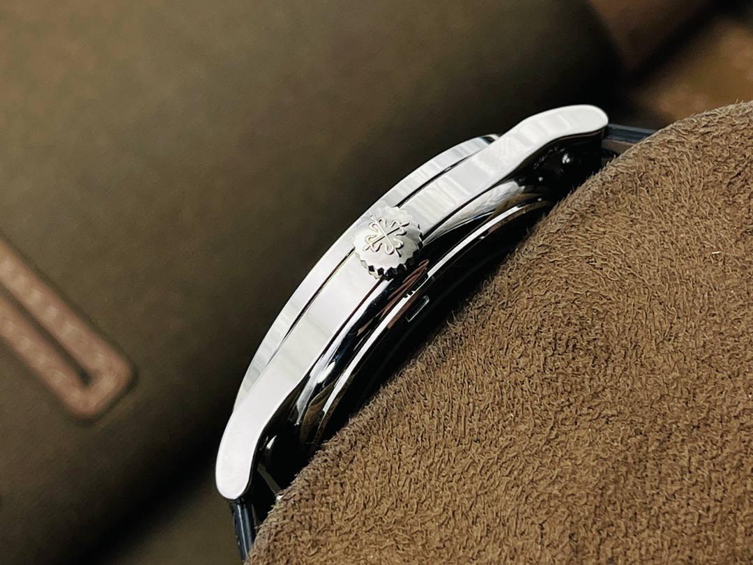百达.翡丽Patek Philippe古典系列——PP.5298P腕表！ 【精彩细节】腕表尺寸38mmX9mm 薄而有质 1.表壳慢工出细活，极致打磨，独家还原出正品的完美比例和特有质感。 2.刻度，指针采用最新的贵金属电镀技术加持，效果更佳出彩！ 3.“锅盖型”微凸蓝宝表镜，版型与正品一致，效果通透，辨时清晰。【引领一体机时代】采用定制版Cal.324一体机——更薄，更稳，更像。 【表带】经典意大利小牛皮表带，纹路清晰，质感上乘。针式表扣打磨齐整光亮，通用原装无压力。